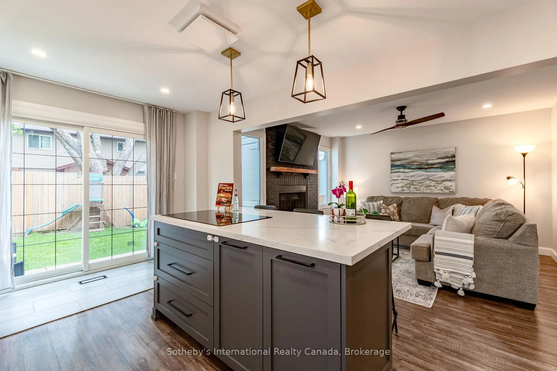 Photo 16 of 23 Carr Drive, Barrie, Letitia Heights — HOMEH