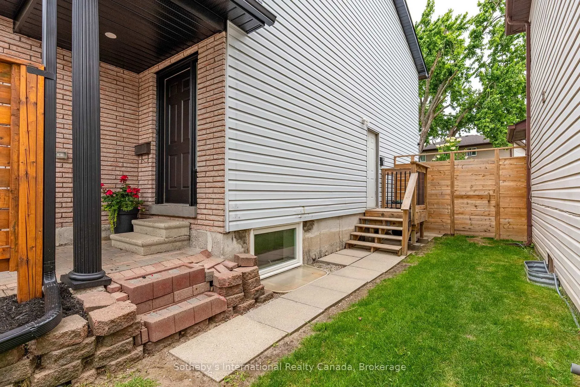 Photo 36 of 23 Carr Drive, Barrie, Letitia Heights — HOMEH