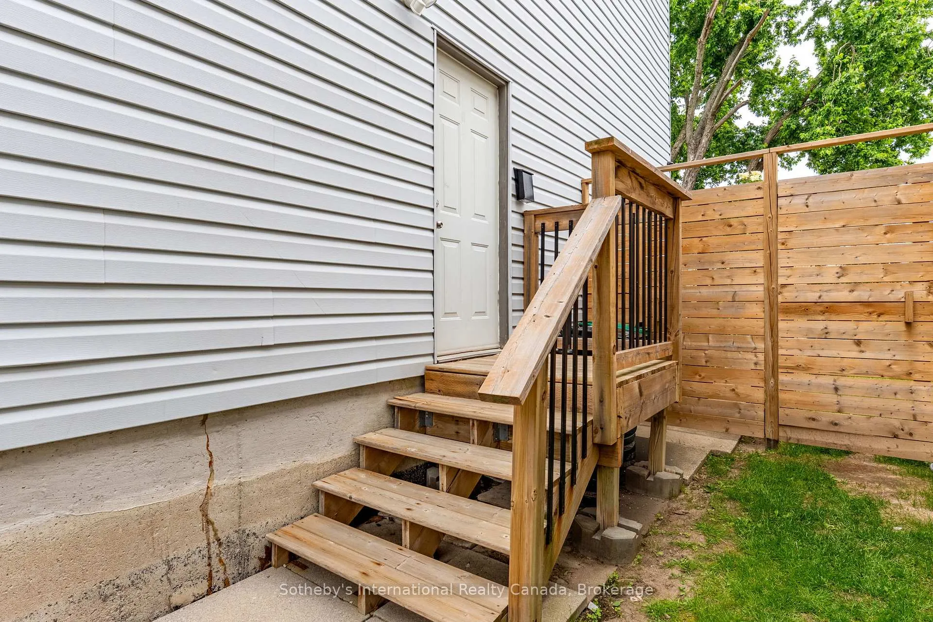 Photo 37 of 23 Carr Drive, Barrie, Letitia Heights — HOMEH