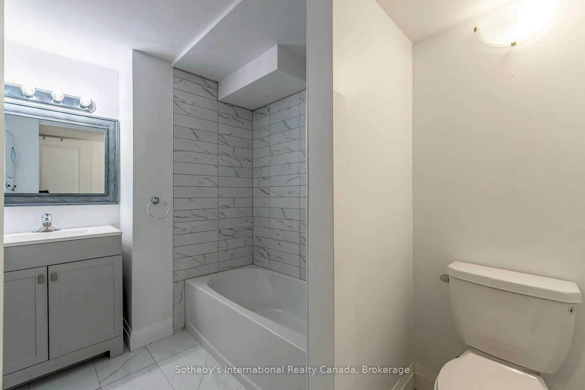 Photo 44 of 23 Carr Drive, Barrie, Letitia Heights — HOMEH