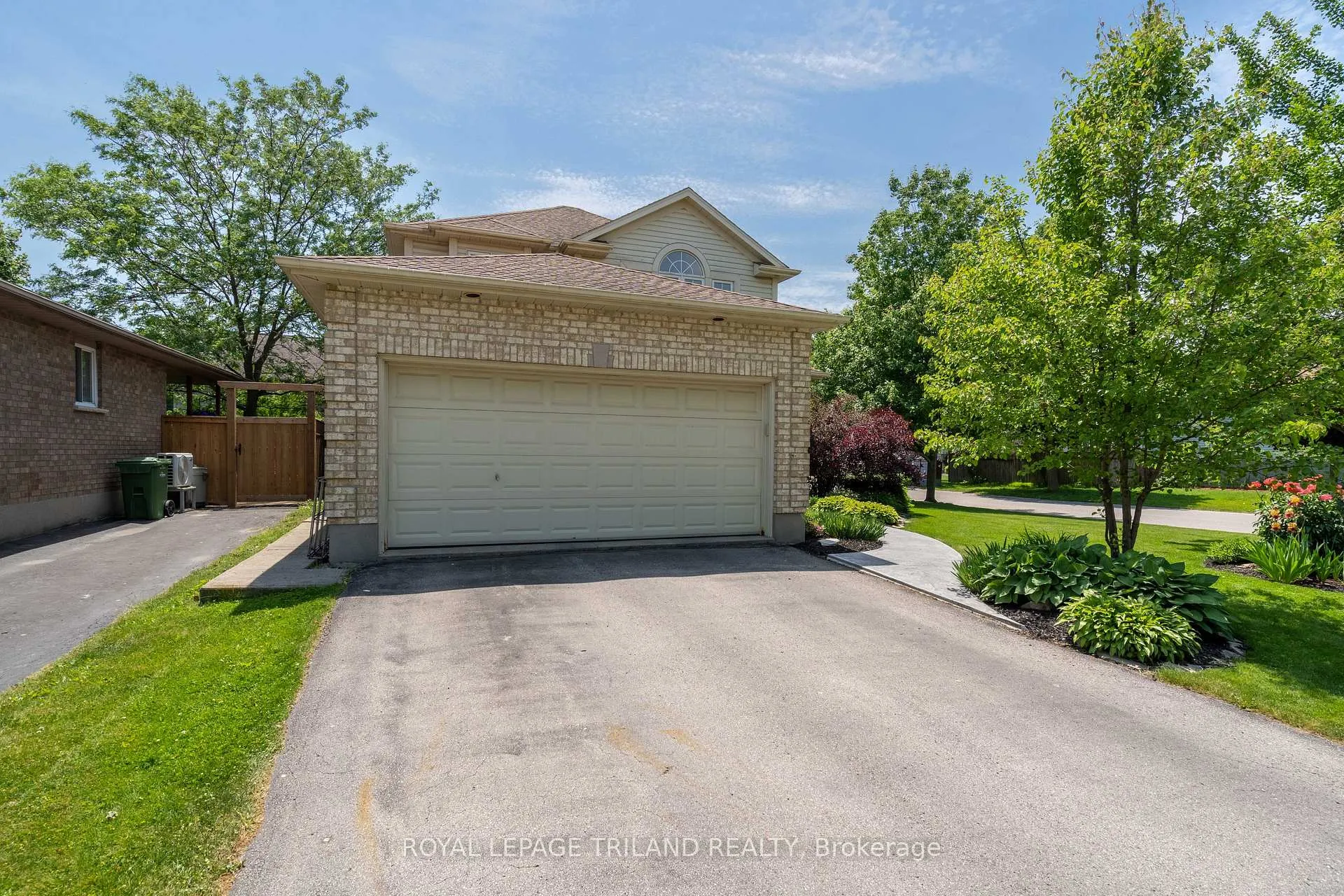 Photo 2 of 18 Sifton Drive, St. Thomas — HOMEH
