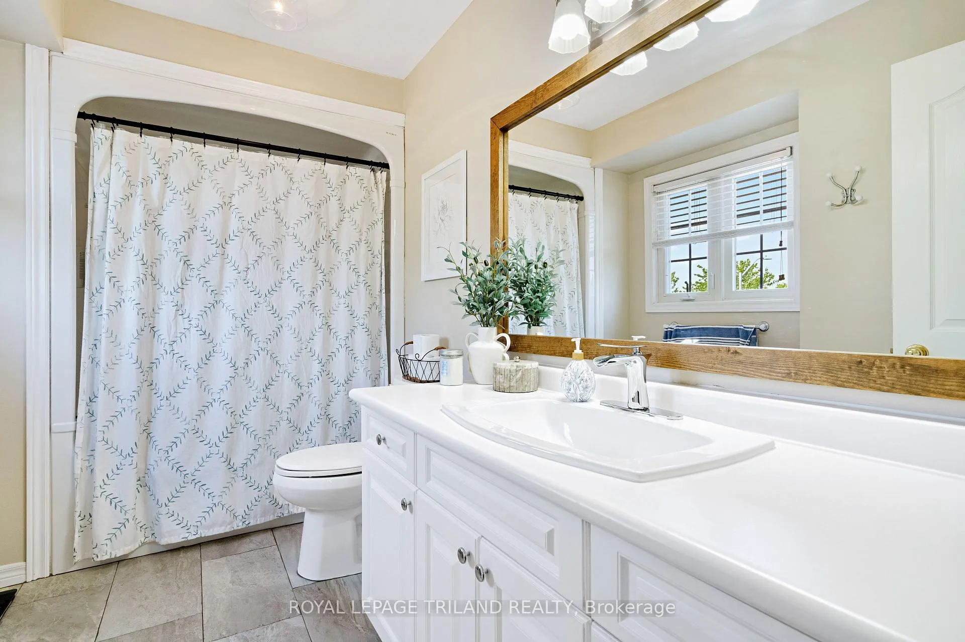Photo 20 of 18 Sifton Drive, St. Thomas — HOMEH
