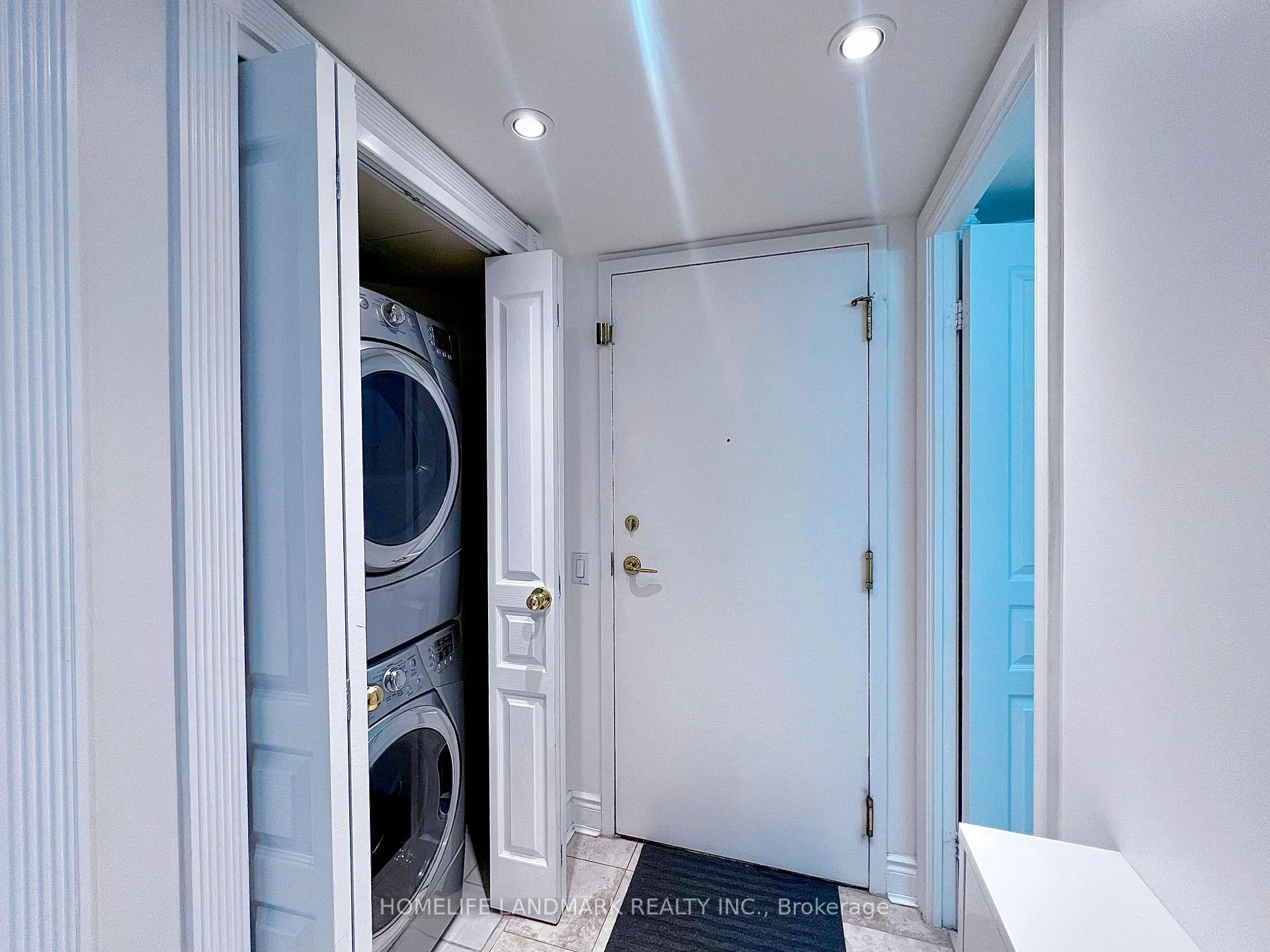 Photo 5 of Unit 809, 5 Northtown Way, North York, Willowdale East — HOMEH