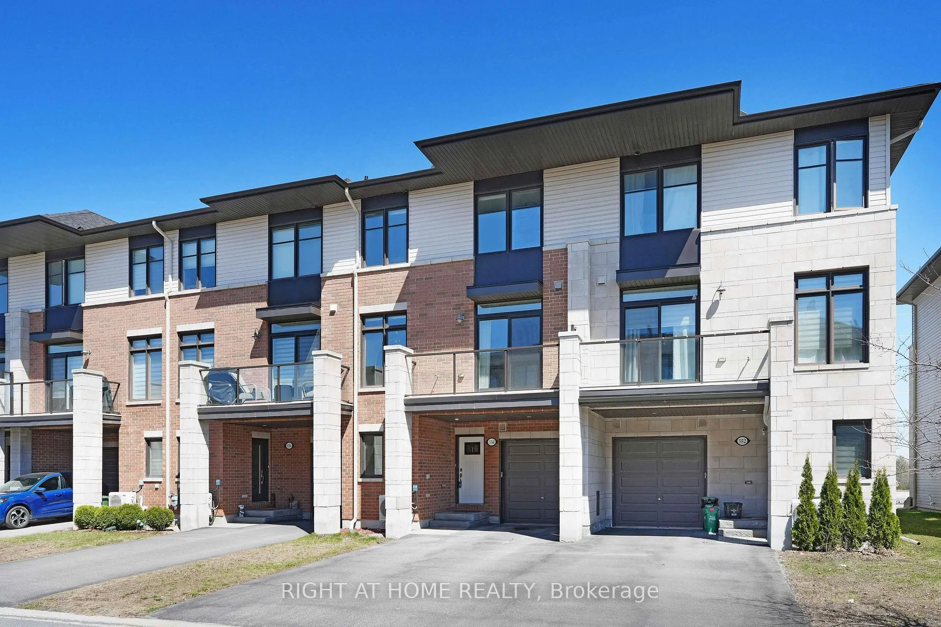 Photo 2 of 554 Labrador Crescent, Ottawa, Blossom Park/Kemp Park/Findlay Creek — HOMEH