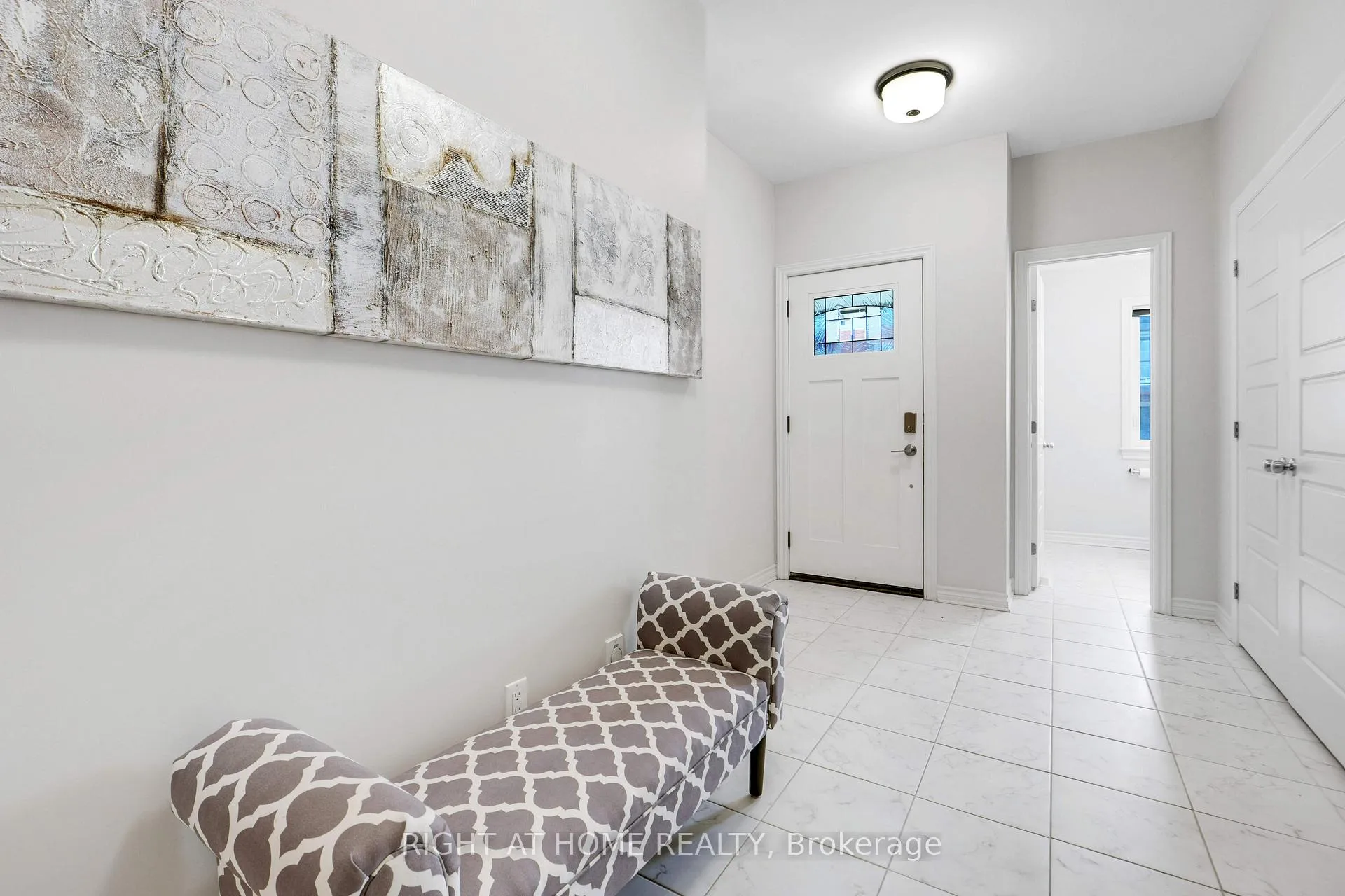 Photo 3 of 554 Labrador Crescent, Ottawa, Blossom Park/Kemp Park/Findlay Creek — HOMEH