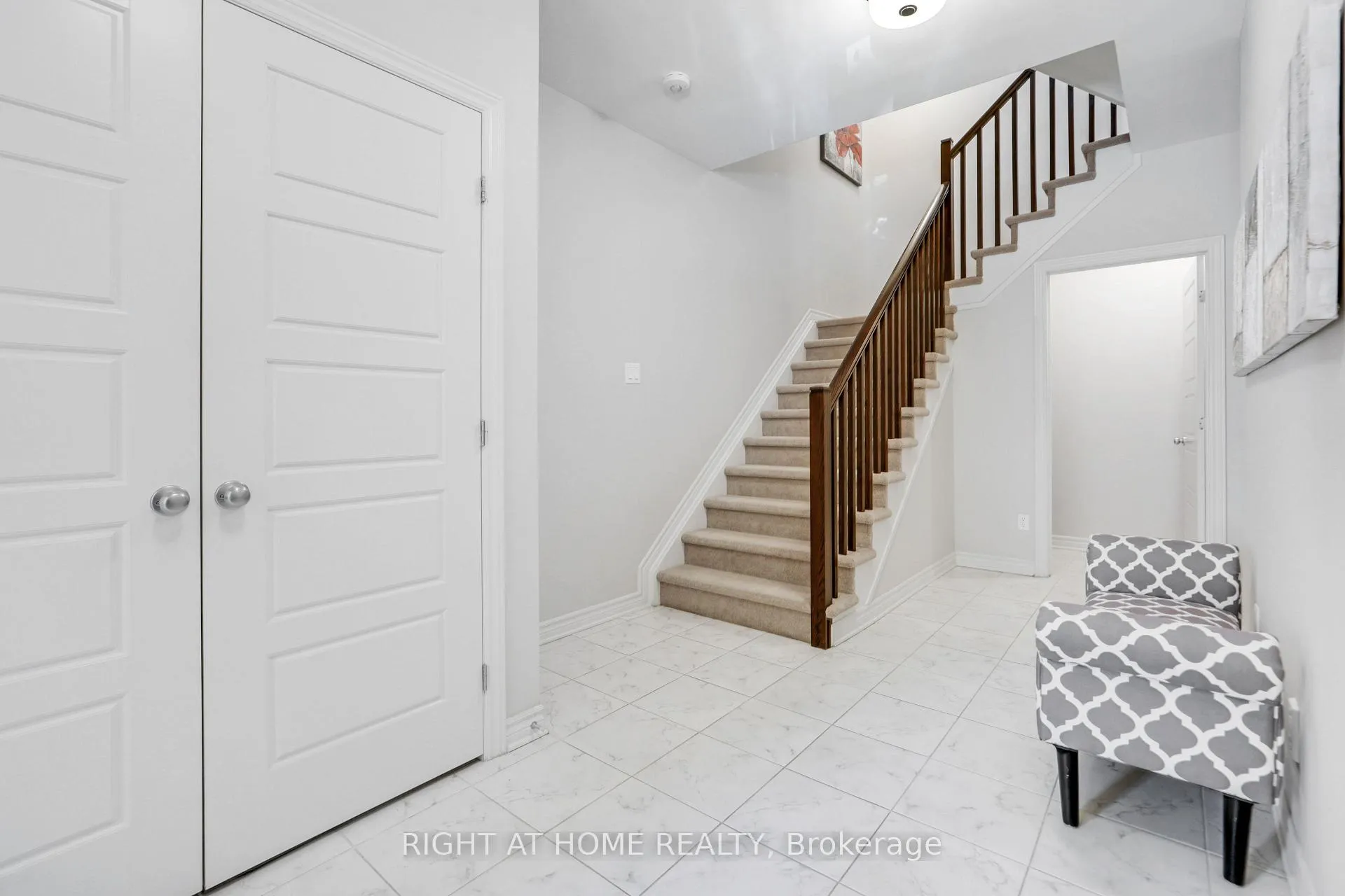 Photo 4 of 554 Labrador Crescent, Ottawa, Blossom Park/Kemp Park/Findlay Creek — HOMEH