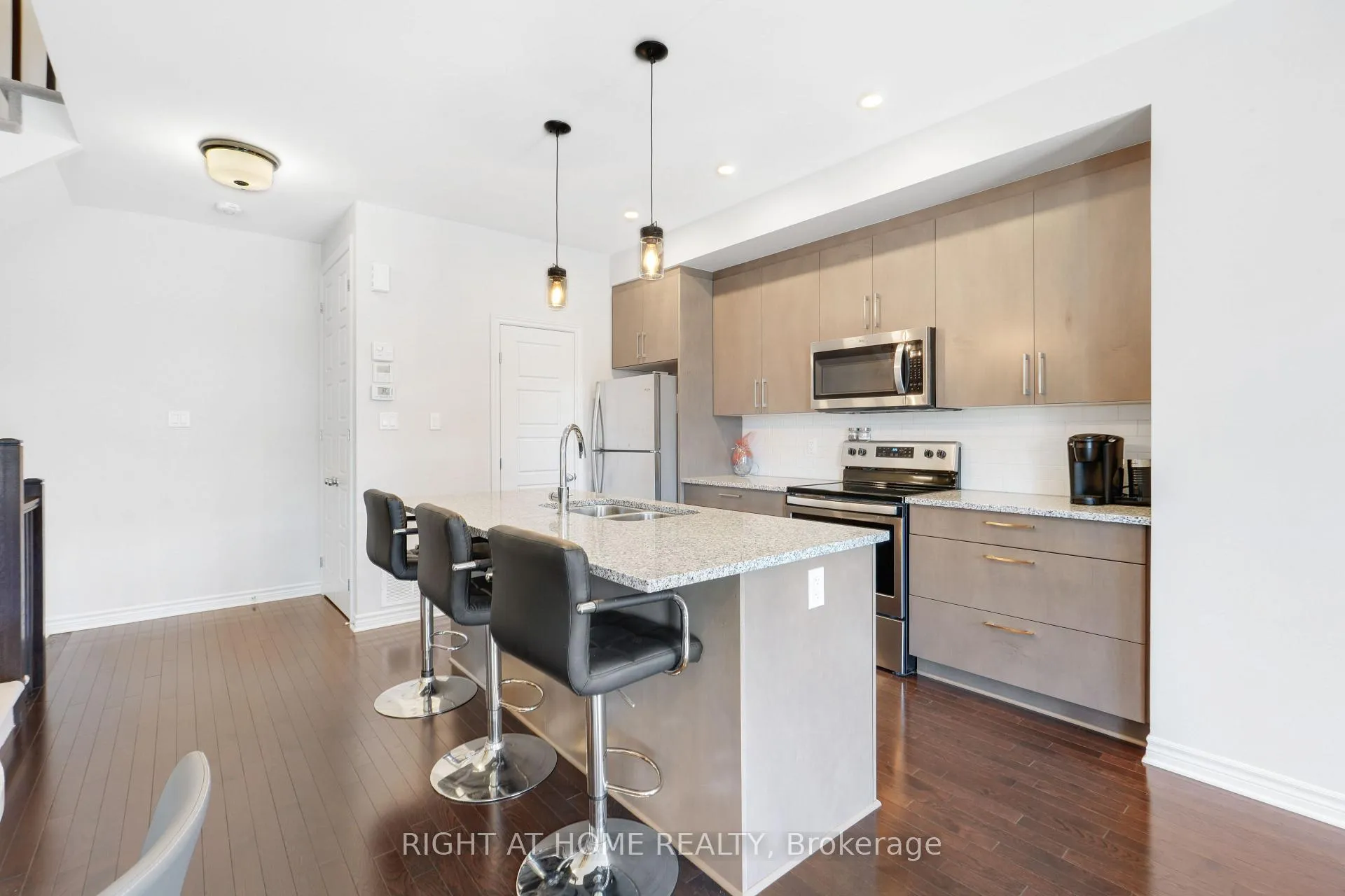 Photo 13 of 554 Labrador Crescent, Ottawa, Blossom Park/Kemp Park/Findlay Creek — HOMEH