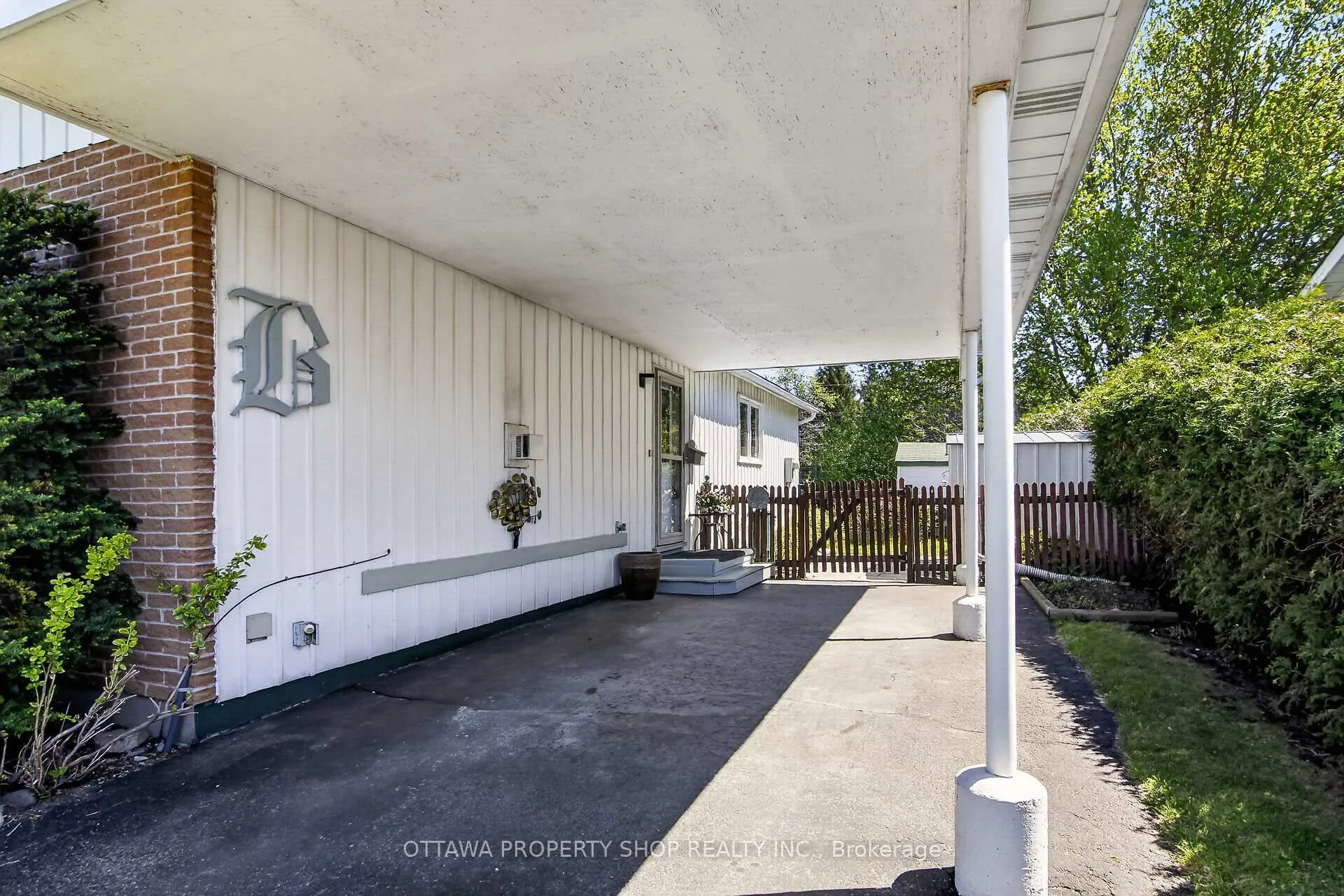 Photo 3 of 49 Country Lane, Ottawa, Kanata - Glencairn/Hazeldean — HOMEH