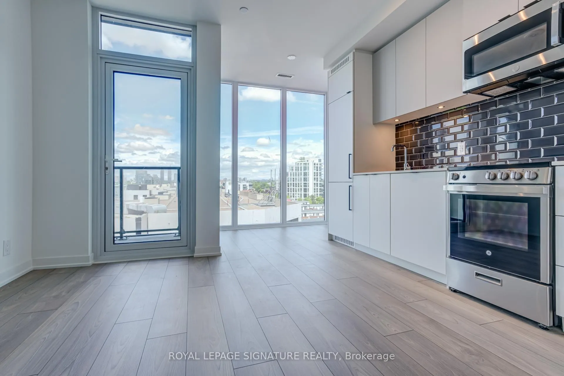 Front of Unit 728, 285 Dufferin Street W