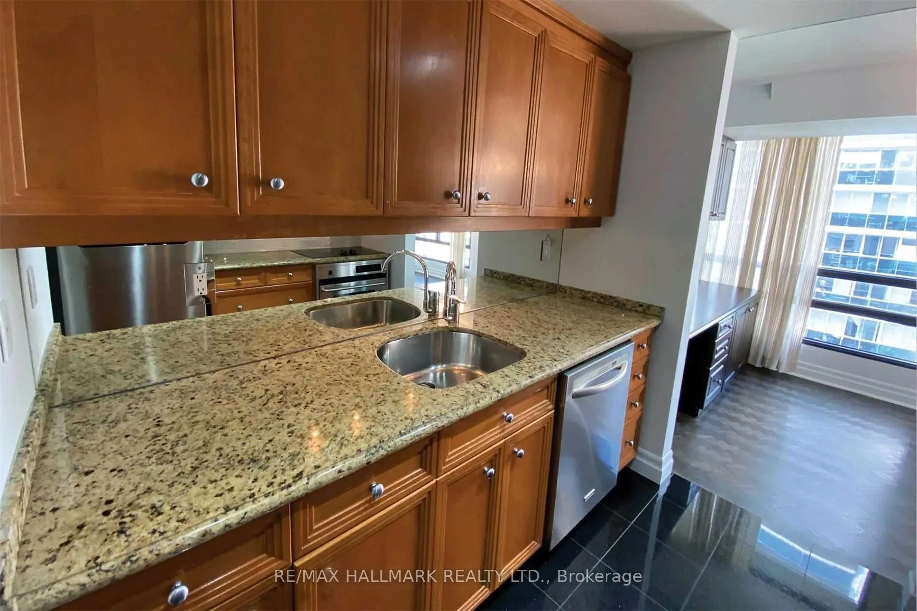 Photo 6 of Unit Ph10, 447 Walmer Road, Toronto, Forest Hill South — HOMEH