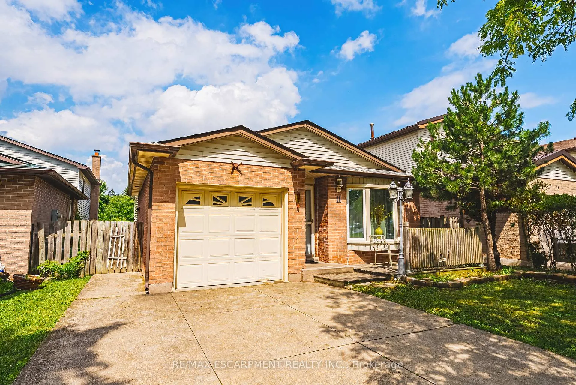 Photo 2 of 11 Drakes Drive, Hamilton, Lakeshore — HOMEH
