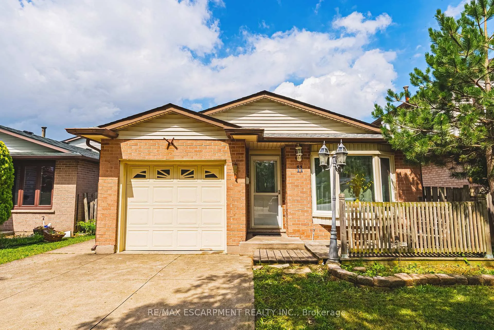 Photo 3 of 11 Drakes Drive, Hamilton, Lakeshore — HOMEH
