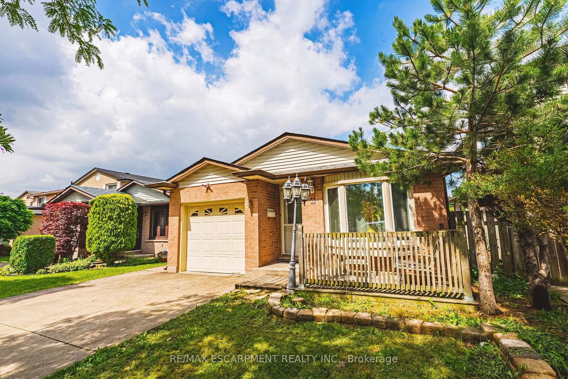 Photo 4 of 11 Drakes Drive, Hamilton, Lakeshore — HOMEH