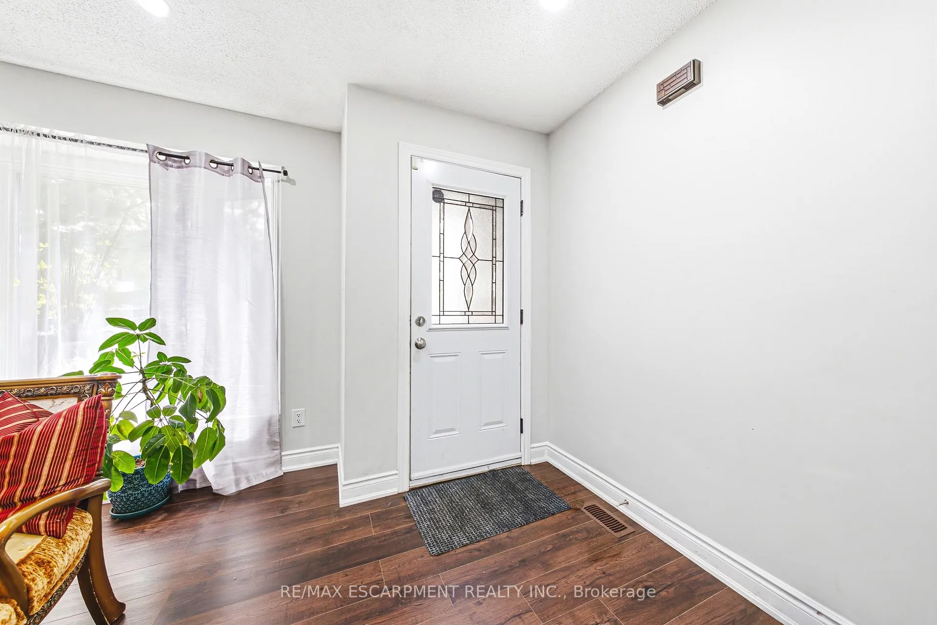 Photo 5 of 11 Drakes Drive, Hamilton, Lakeshore — HOMEH