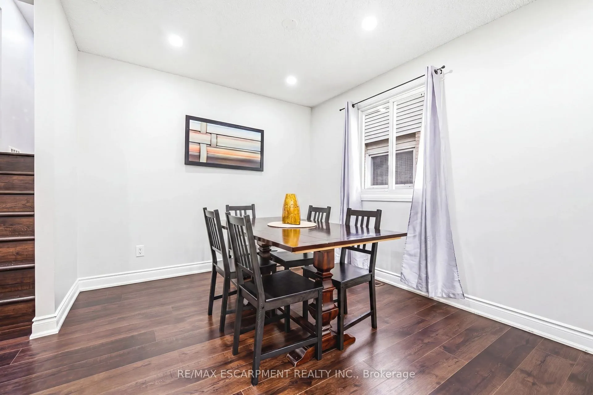 Photo 8 of 11 Drakes Drive, Hamilton, Lakeshore — HOMEH