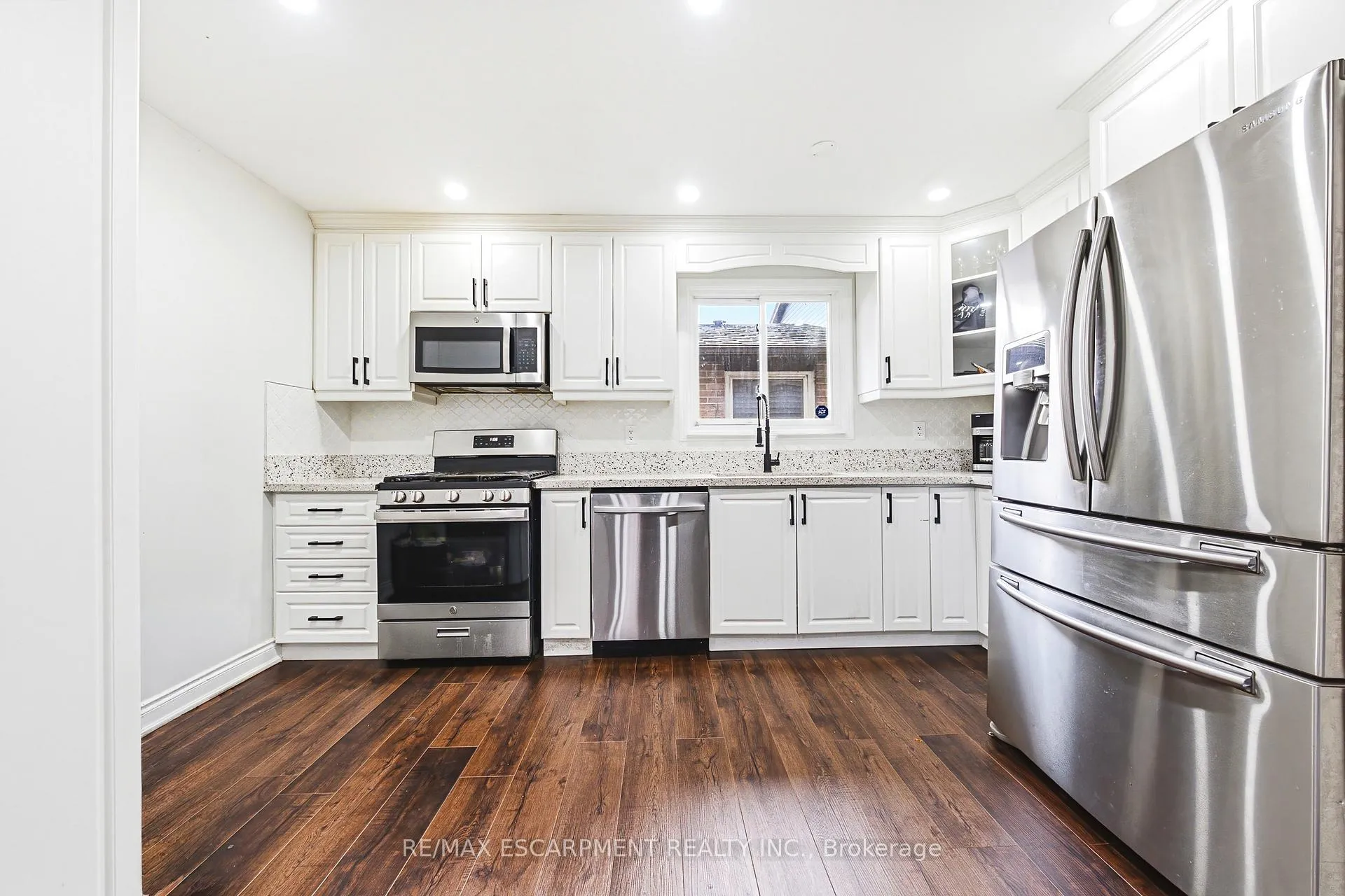 Photo 9 of 11 Drakes Drive, Hamilton, Lakeshore — HOMEH