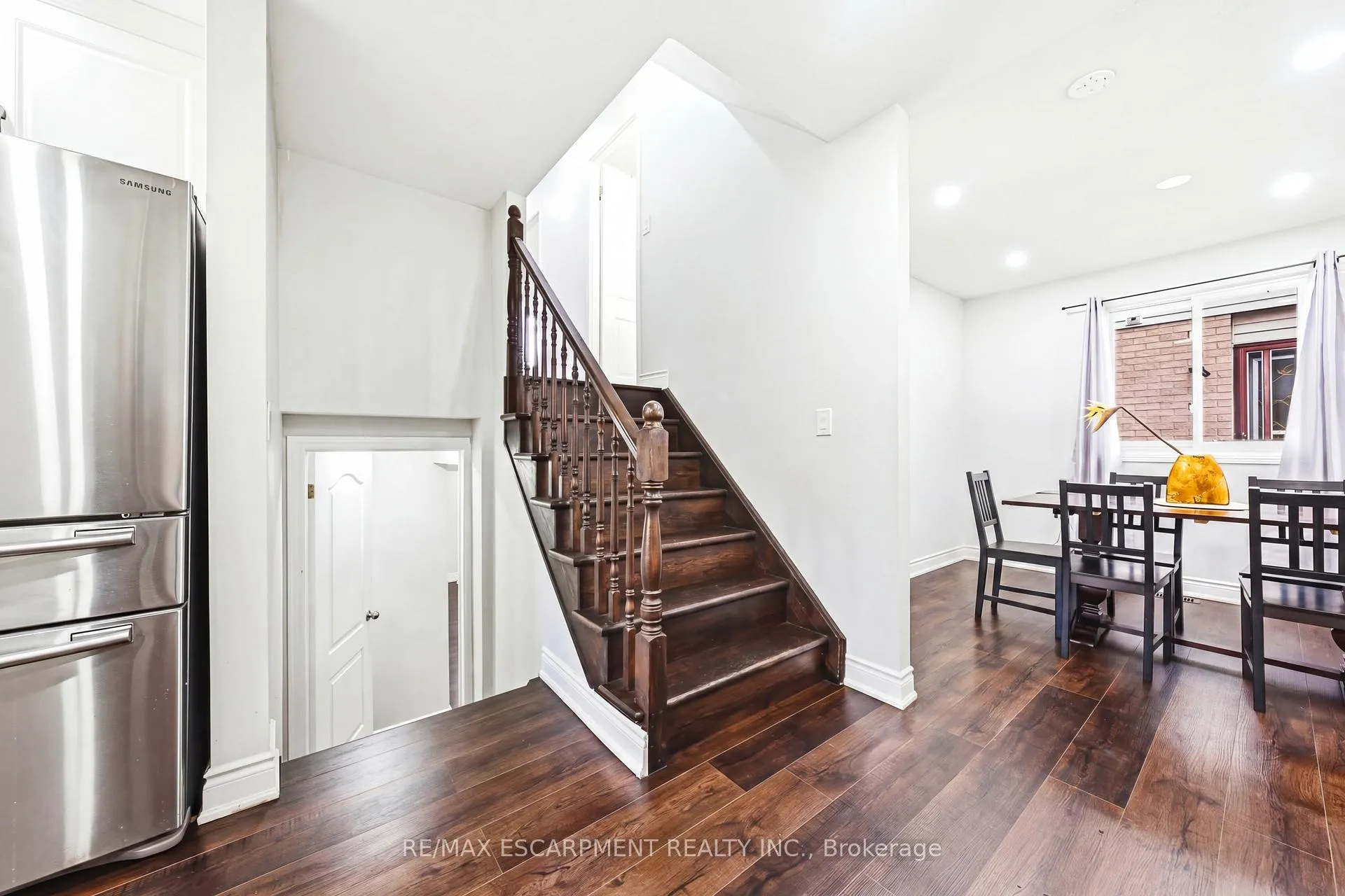 Photo 12 of 11 Drakes Drive, Hamilton, Lakeshore — HOMEH
