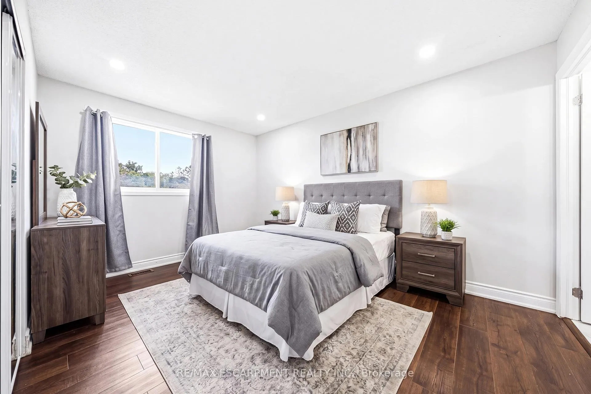 Photo 13 of 11 Drakes Drive, Hamilton, Lakeshore — HOMEH