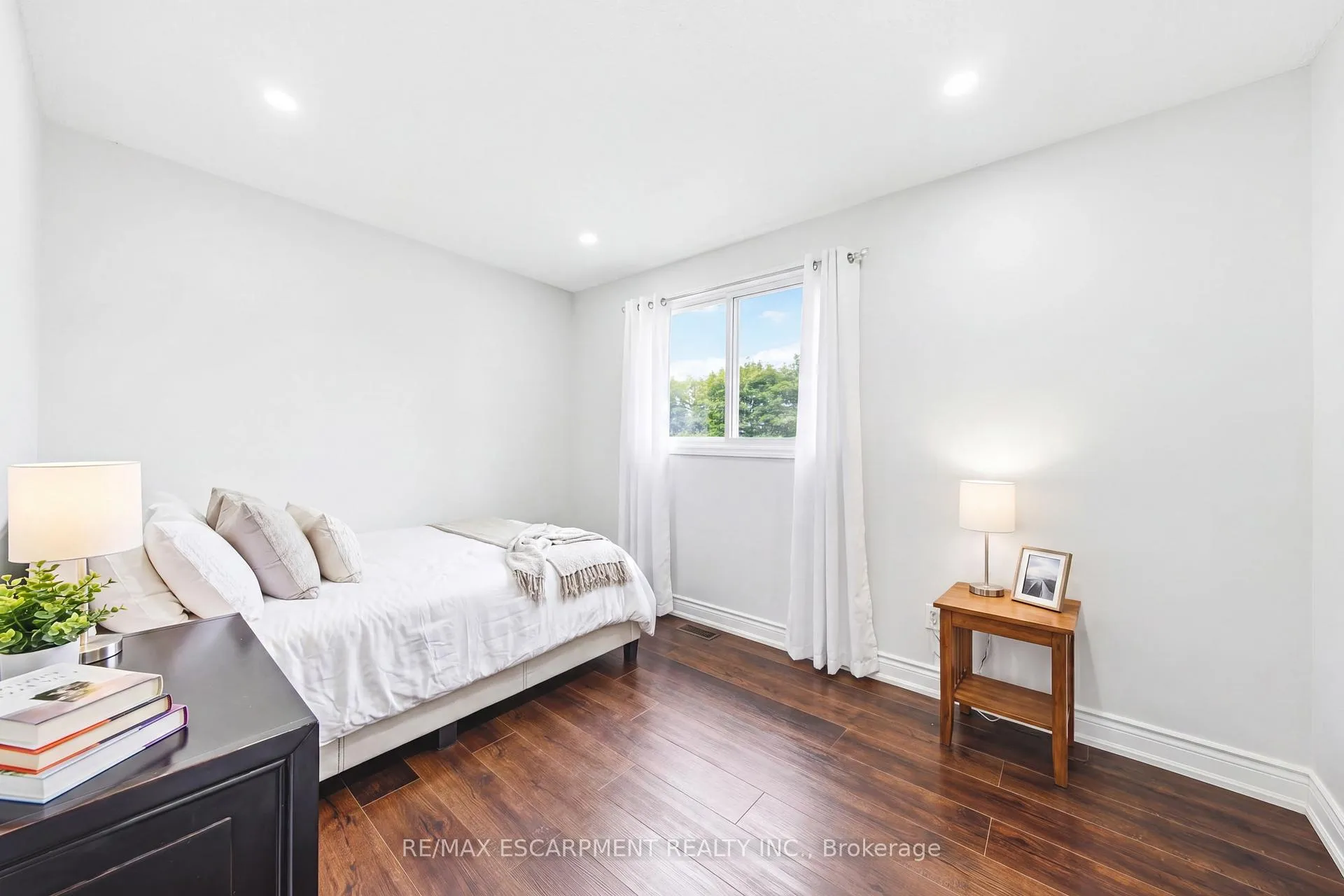 Photo 15 of 11 Drakes Drive, Hamilton, Lakeshore — HOMEH