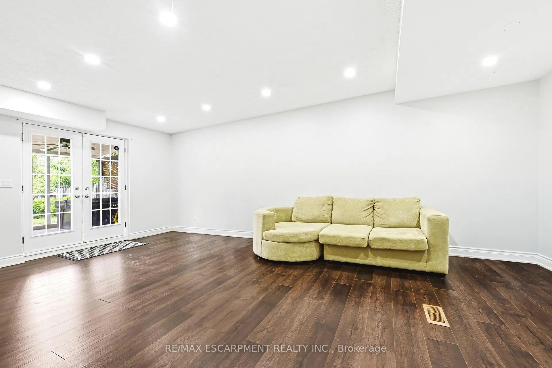 Photo 18 of 11 Drakes Drive, Hamilton, Lakeshore — HOMEH