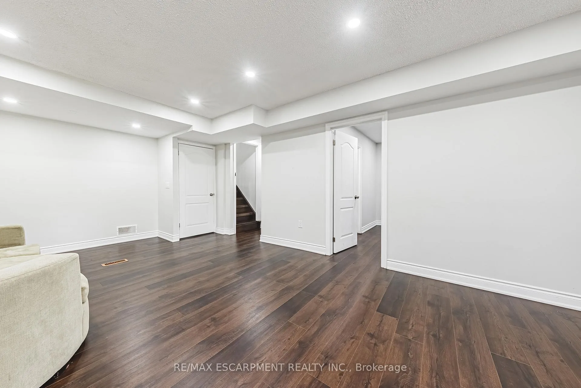 Photo 19 of 11 Drakes Drive, Hamilton, Lakeshore — HOMEH