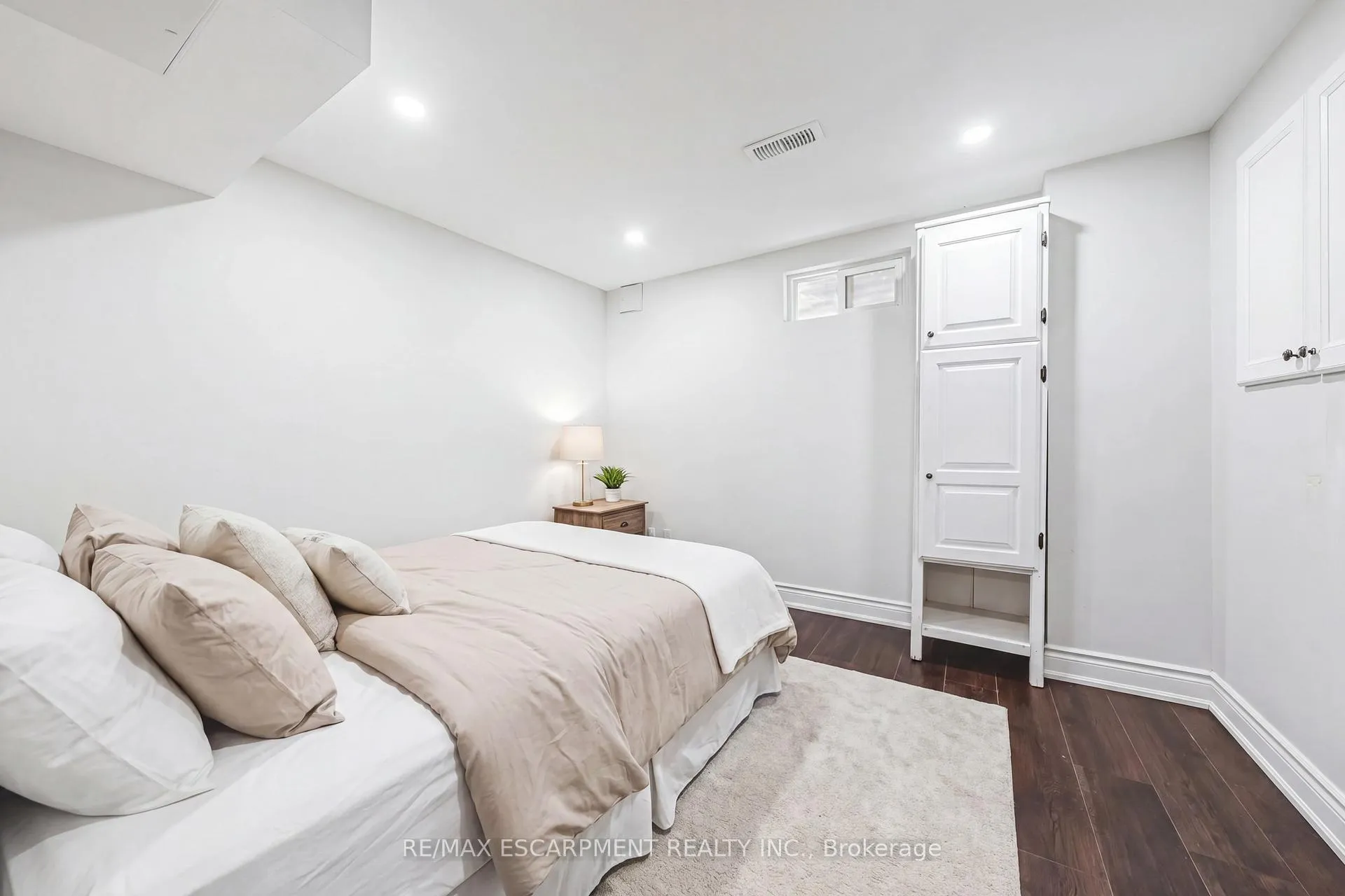Photo 23 of 11 Drakes Drive, Hamilton, Lakeshore — HOMEH
