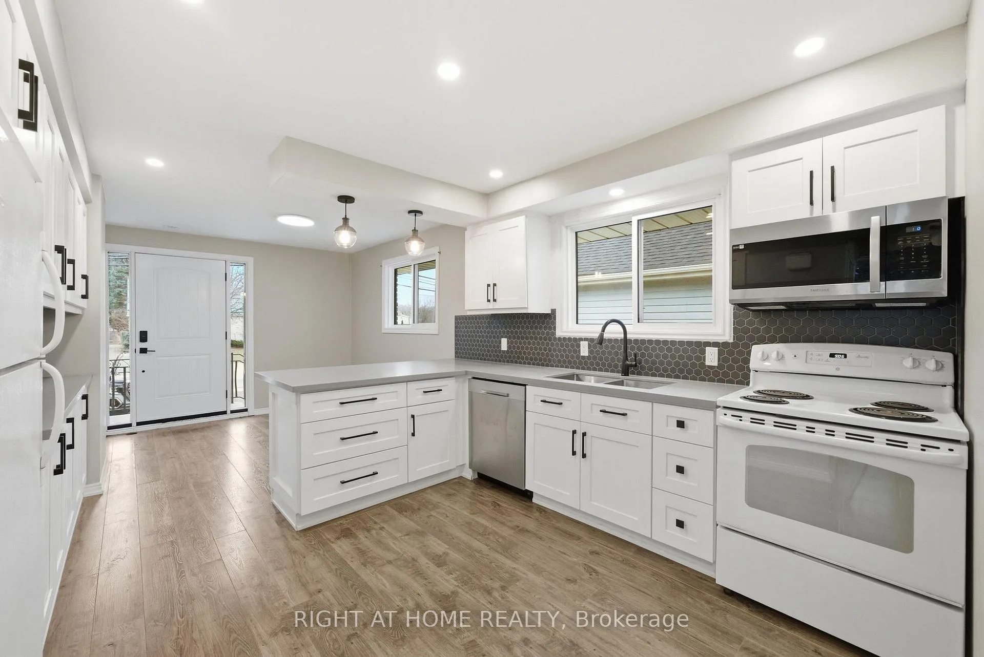 Photo 4 of 1418 Simcoe Street N, Oshawa, Samac — HOMEH