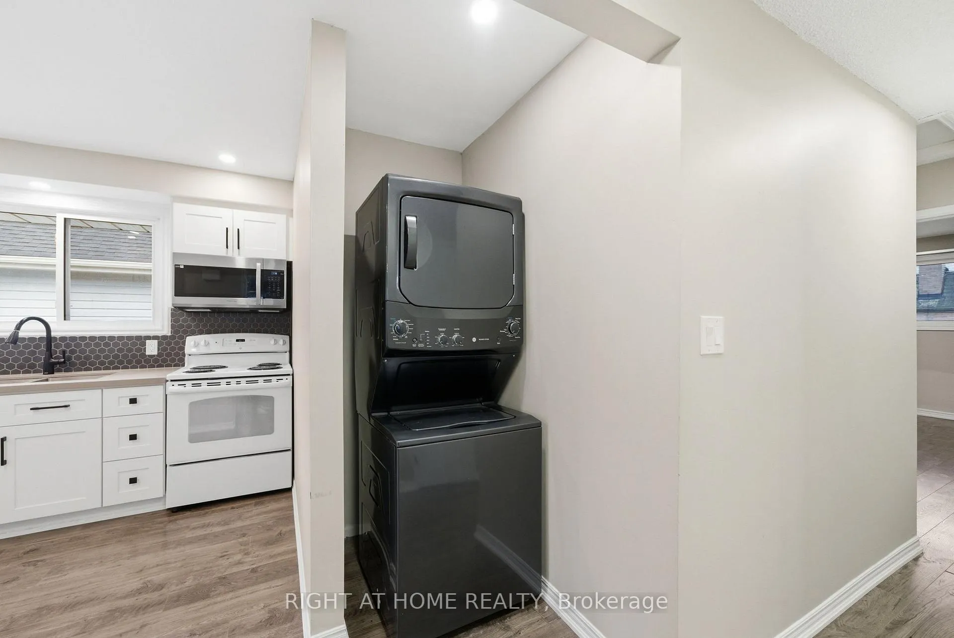 Photo 5 of 1418 Simcoe Street N, Oshawa, Samac — HOMEH