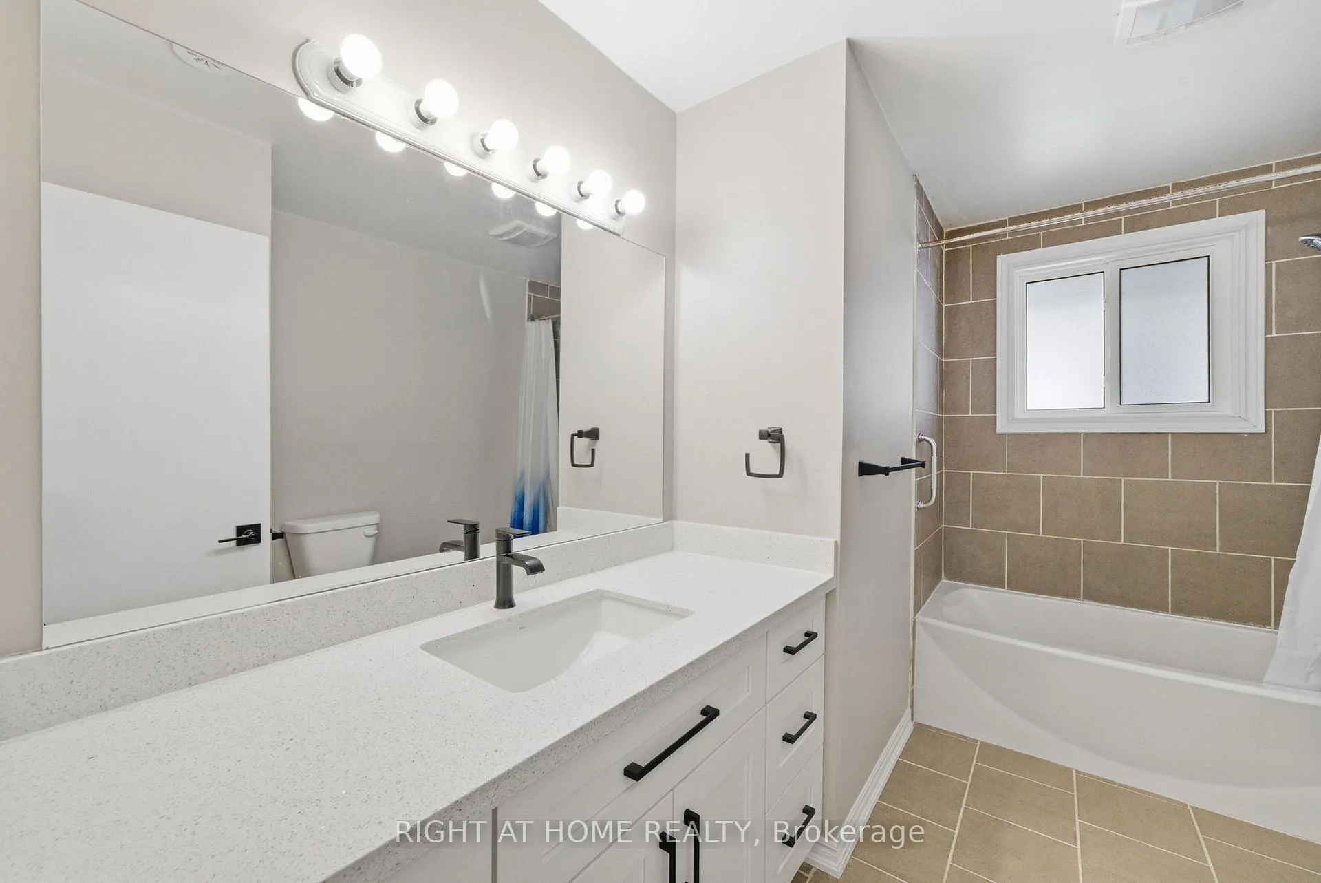 Photo 8 of 1418 Simcoe Street N, Oshawa, Samac — HOMEH