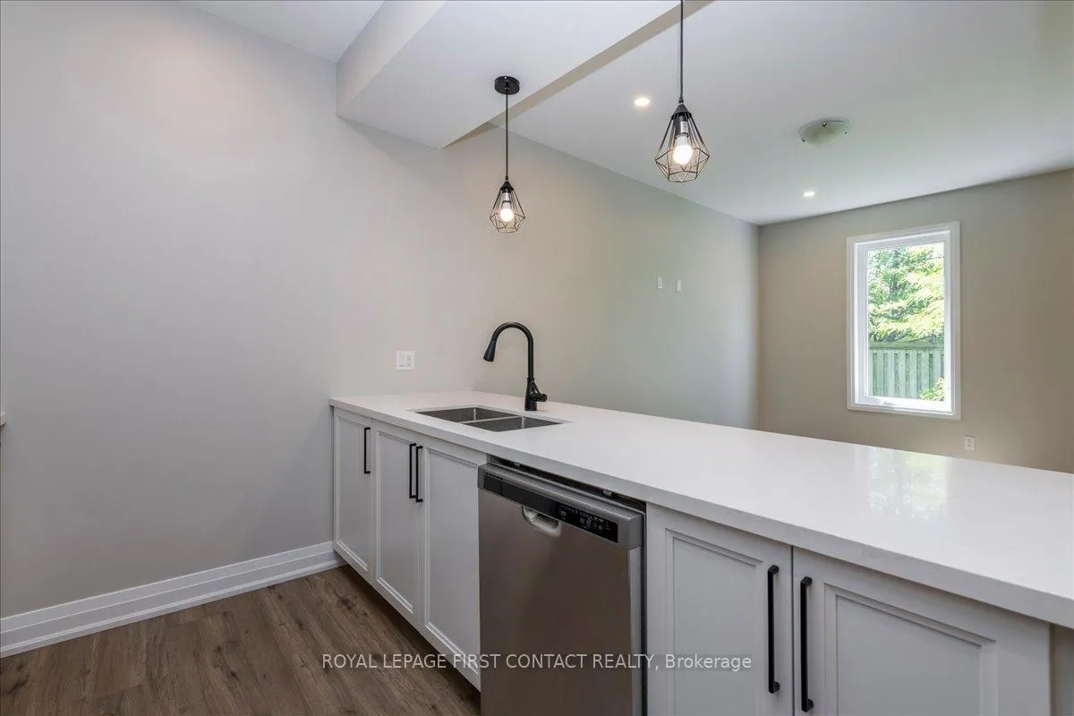 Photo 7 of 4 Stonehart Lane, Barrie, East Bayfield — HOMEH