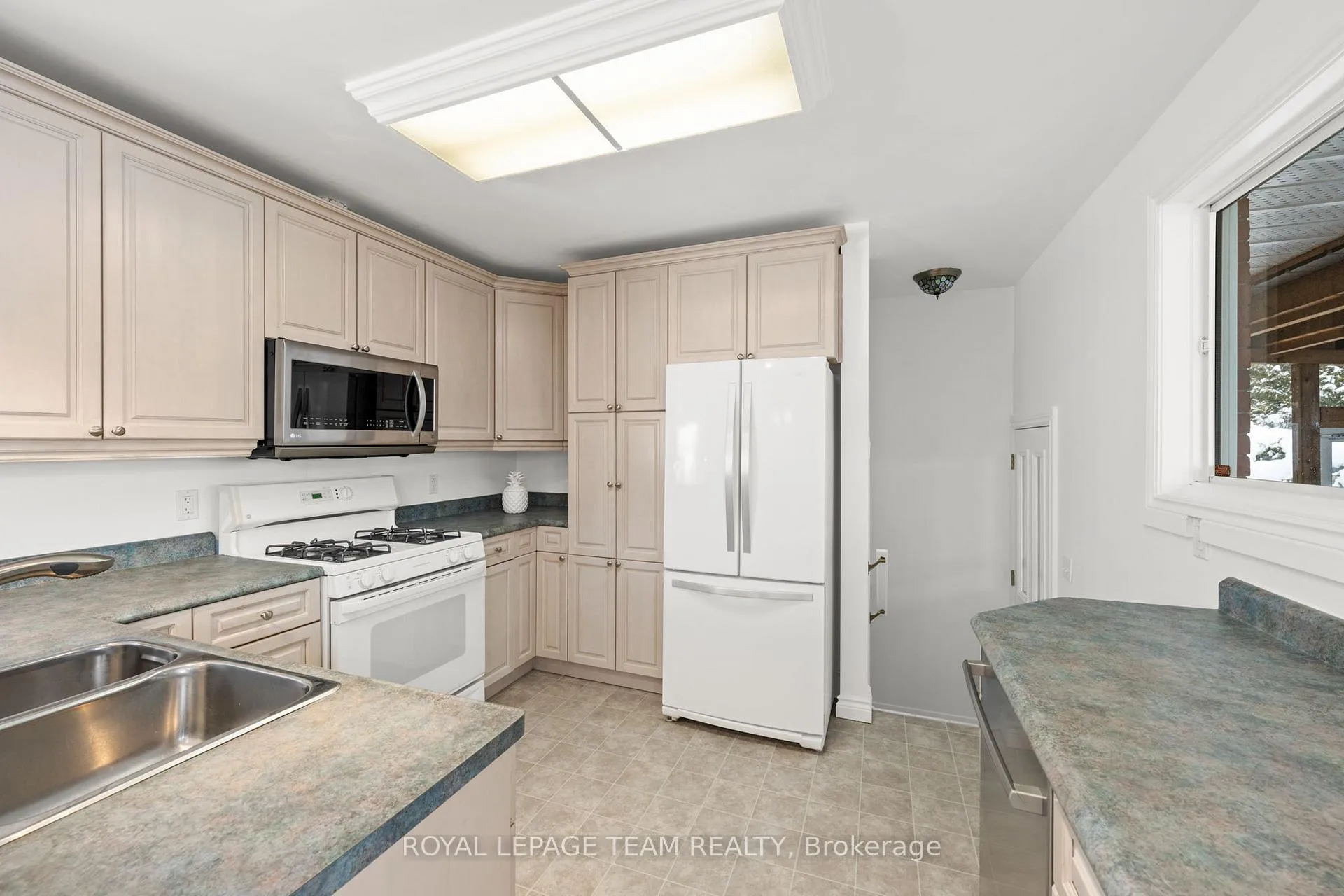 Photo 15 of 3 Domus Crescent, Ottawa, Lynwood Village — HOMEH