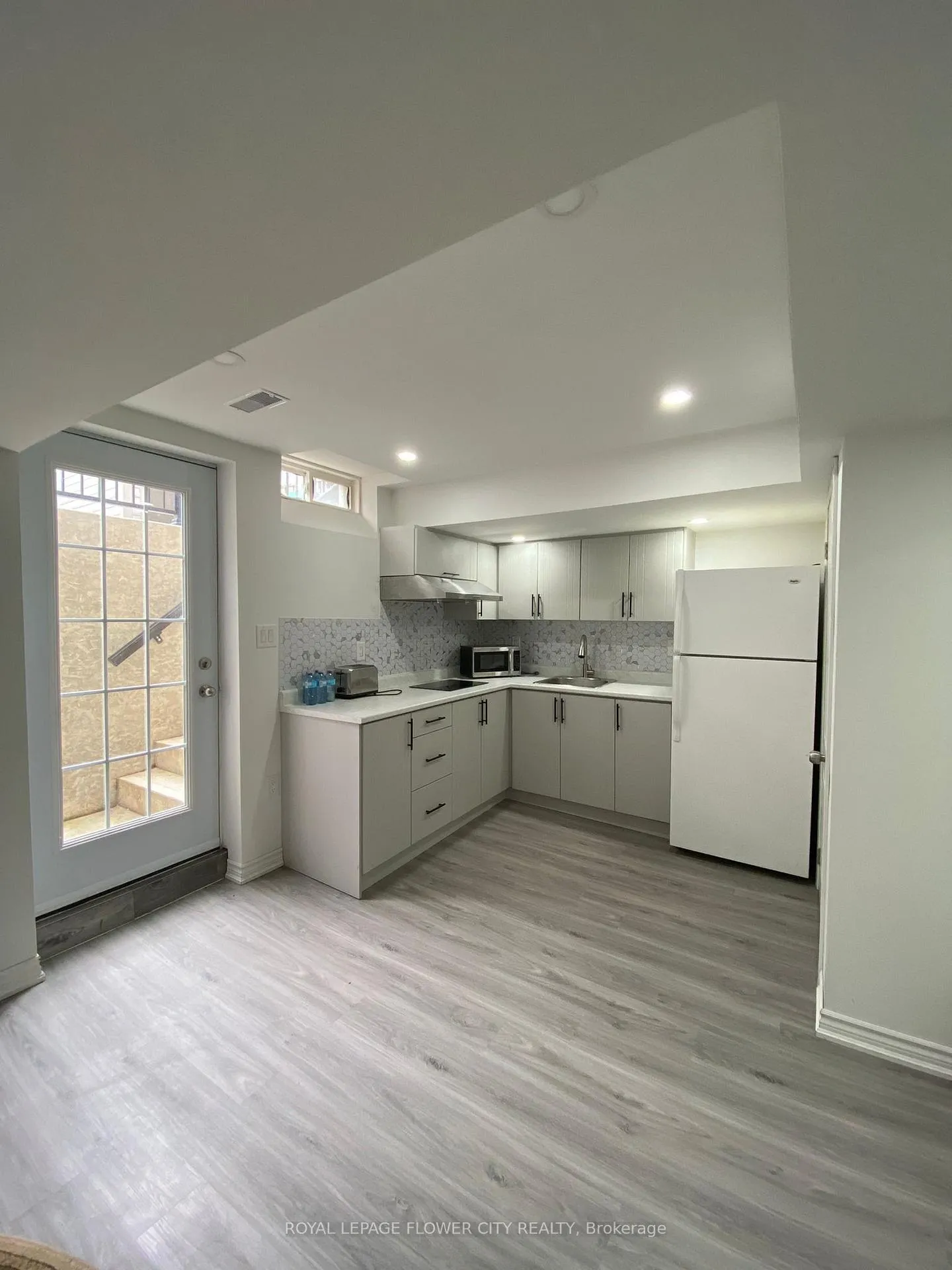 Photo 4 of Unit Basement, 29 Marshmarigold Drive, Brampton, Fletcher's Meadow — HOMEH