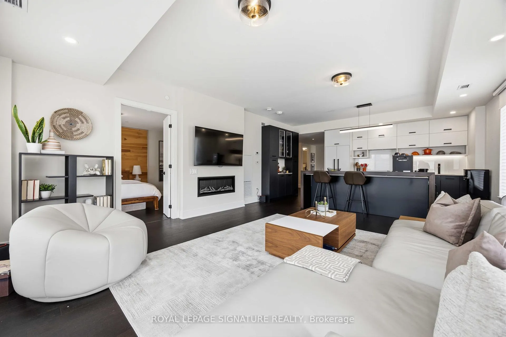 Photo 7 of Unit 405, 1888 Queen Street E, Toronto, The Beaches — HOMEH