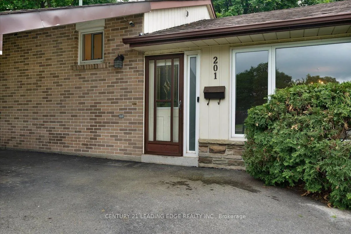 Photo 3 of 201 Mcmurchy Avenue S, Brampton, Brampton South — HOMEH