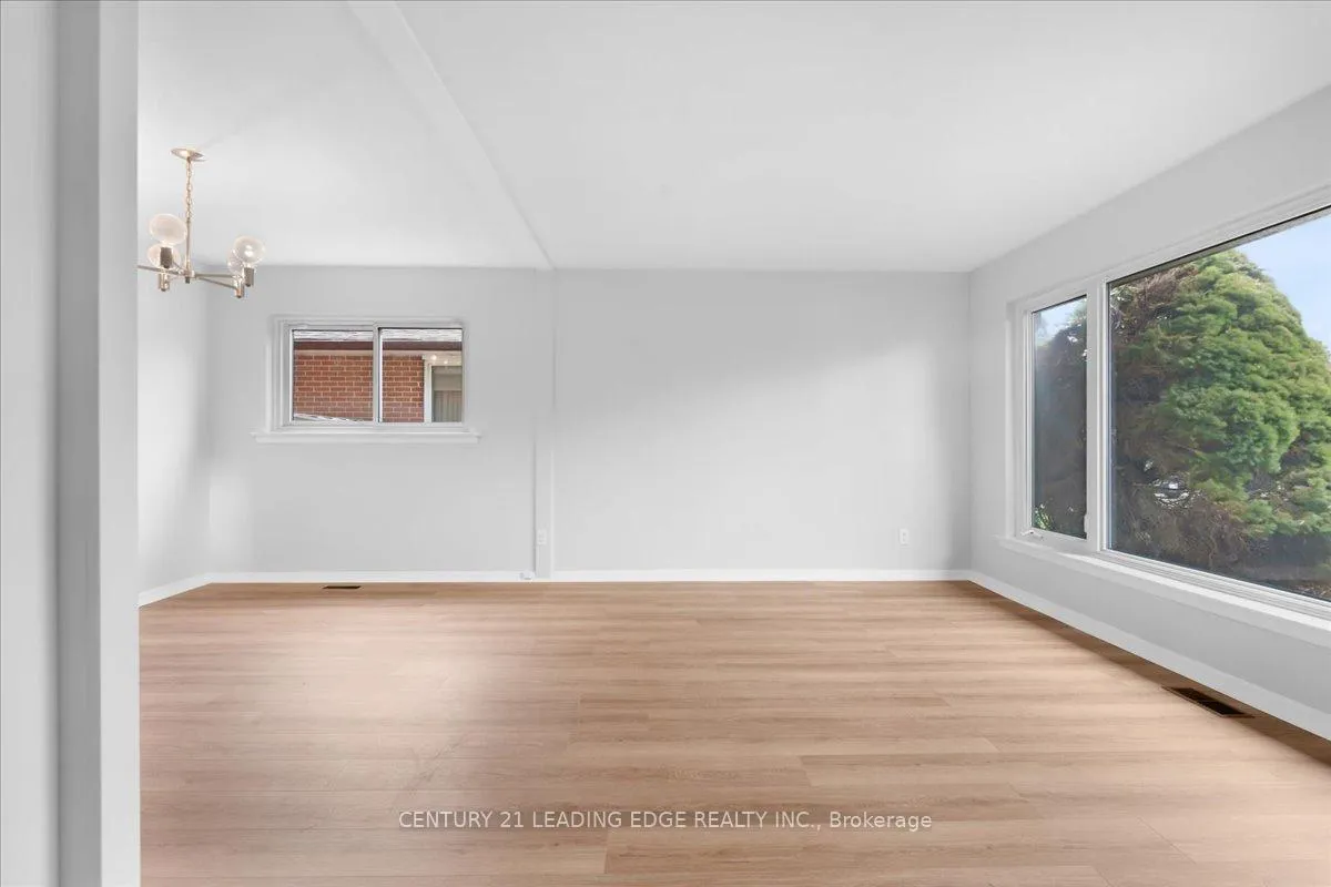 Photo 5 of 201 Mcmurchy Avenue S, Brampton, Brampton South — HOMEH