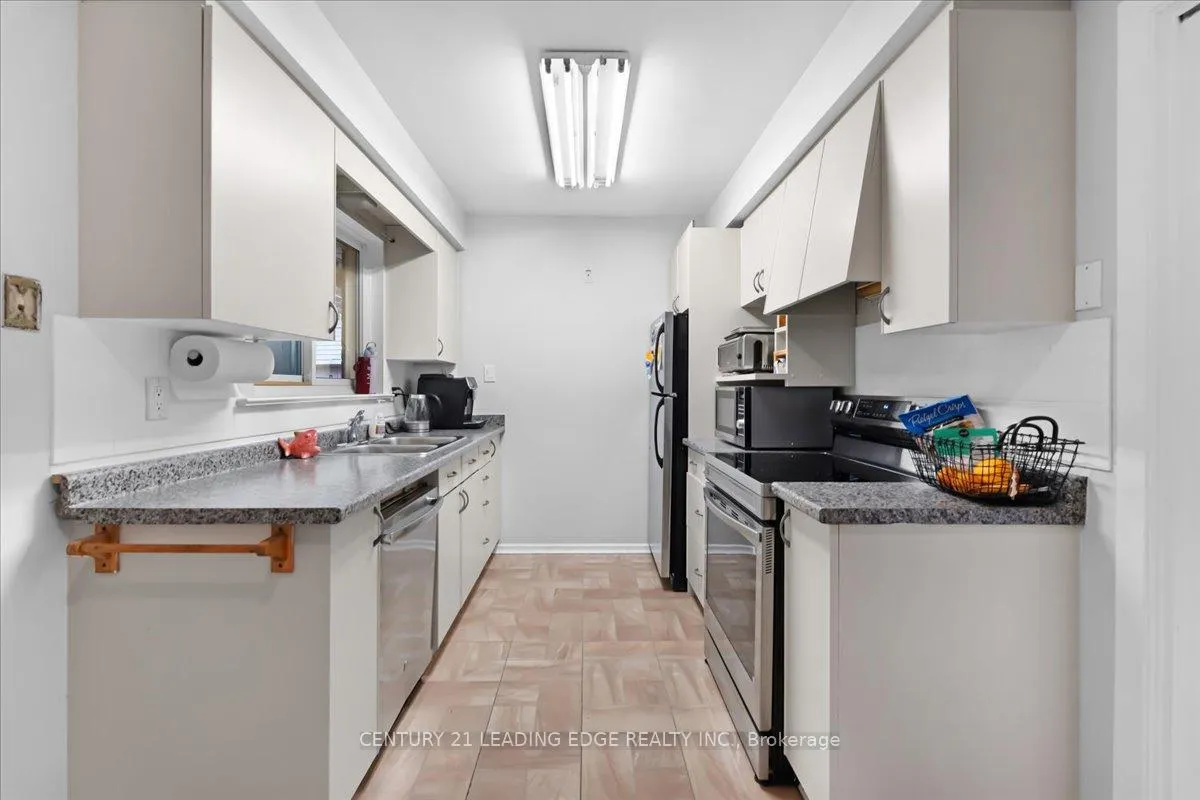 Photo 8 of 201 Mcmurchy Avenue S, Brampton, Brampton South — HOMEH