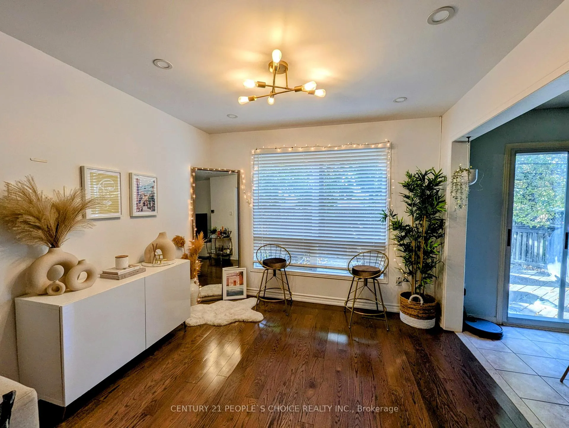 Photo 3 of 4486 Virtue Court, Burlington, Shoreacres — HOMEH
