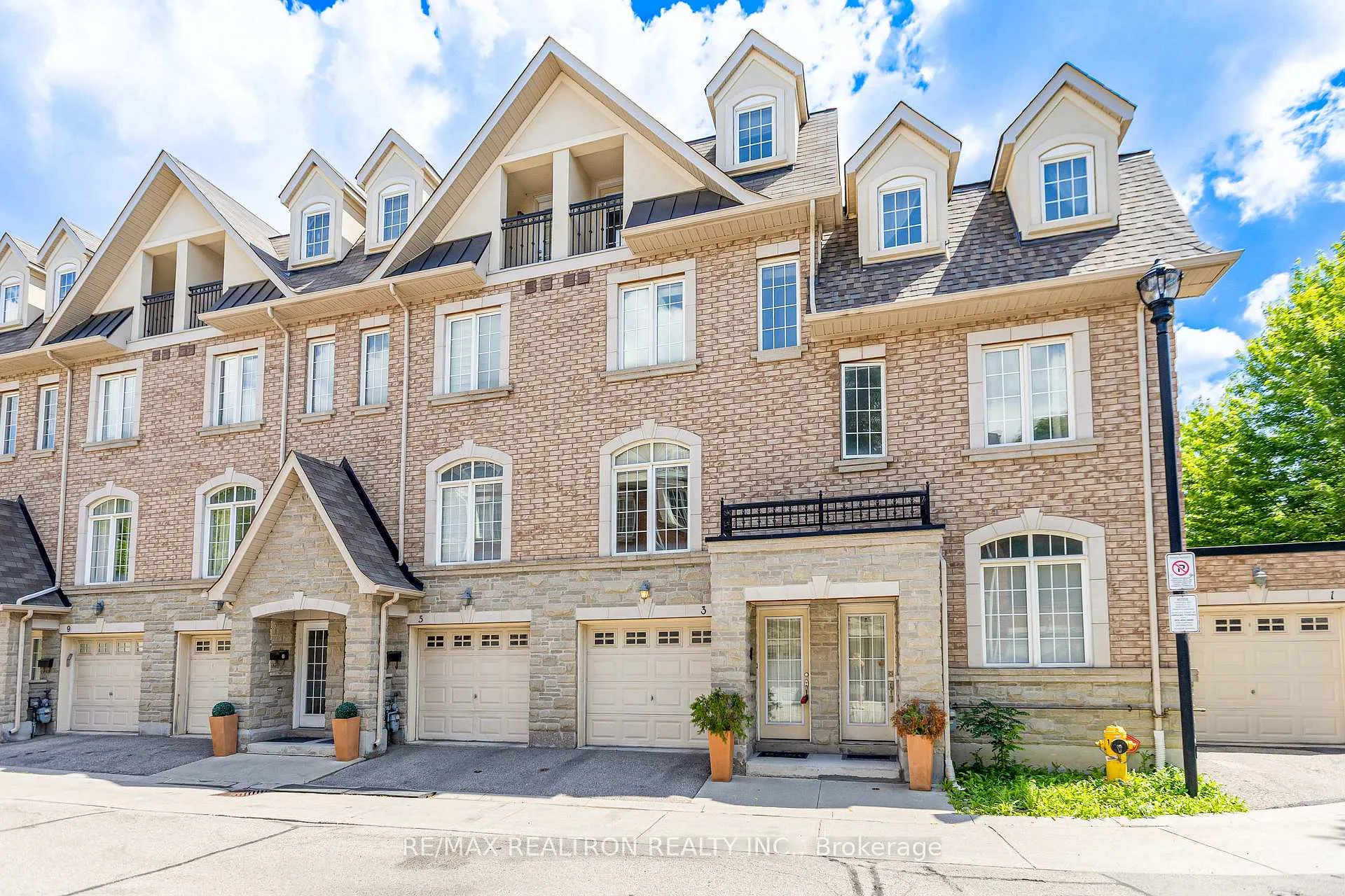Photo 2 of 3 Hayes Lane, North York, Willowdale East — HOMEH