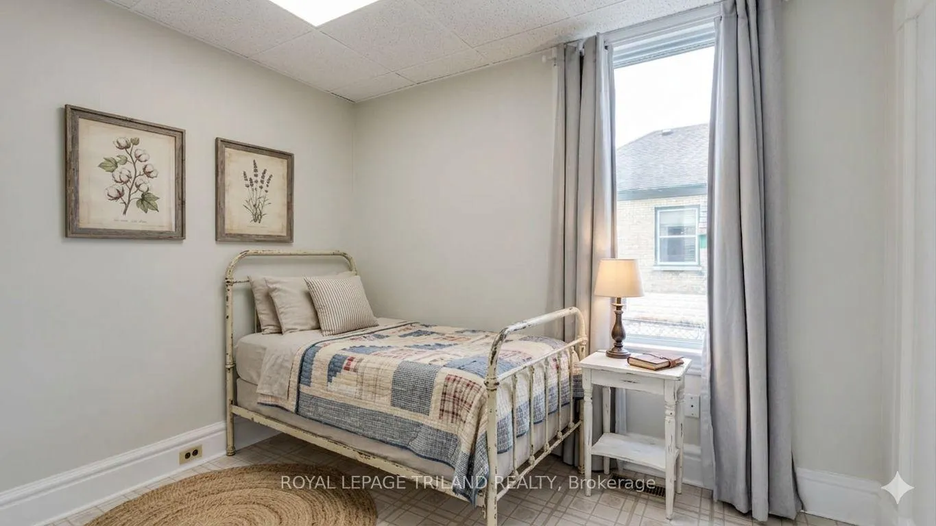 Photo 8 of 21 Oak Street, St. Thomas — HOMEH
