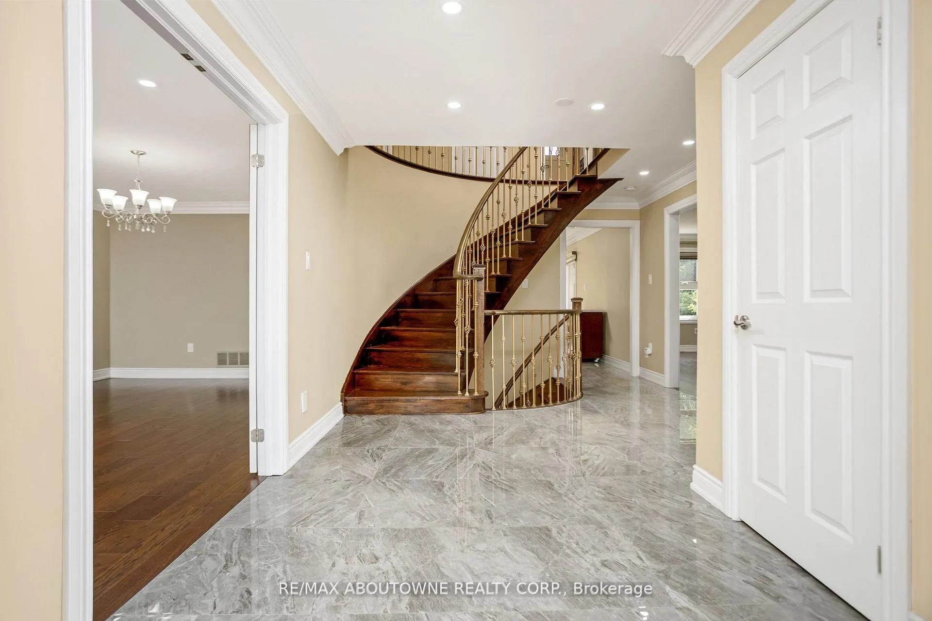 Photo 3 of 2235 Grenville Drive, Oakville, Wedgewood Creek — HOMEH