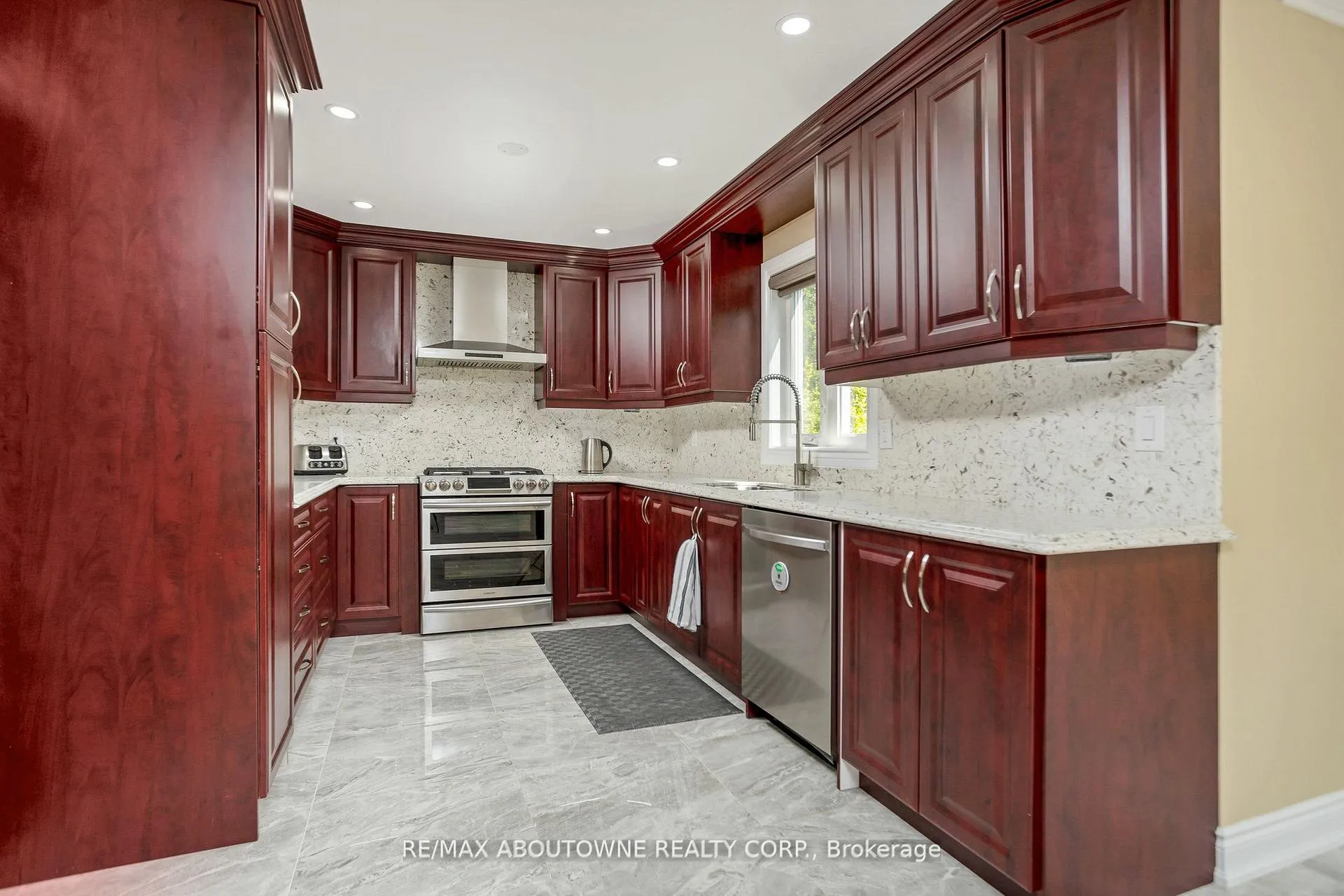 Photo 4 of 2235 Grenville Drive, Oakville, Wedgewood Creek — HOMEH