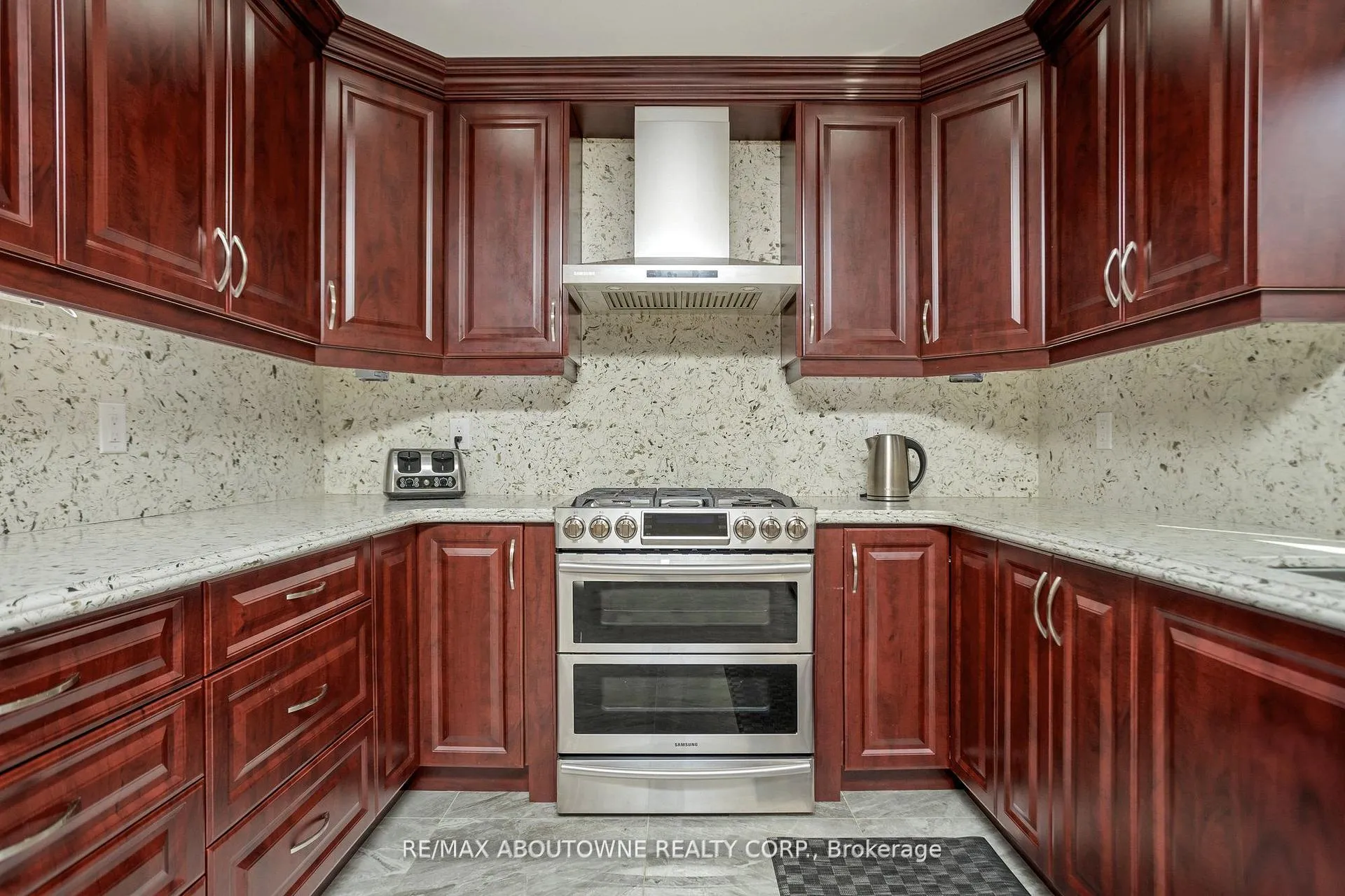 Photo 5 of 2235 Grenville Drive, Oakville, Wedgewood Creek — HOMEH