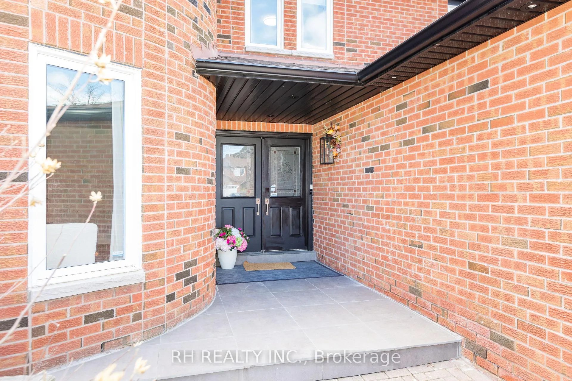 Photo 2 of 85 Butterfield Crescent, Vaughan, Maple — HOMEH