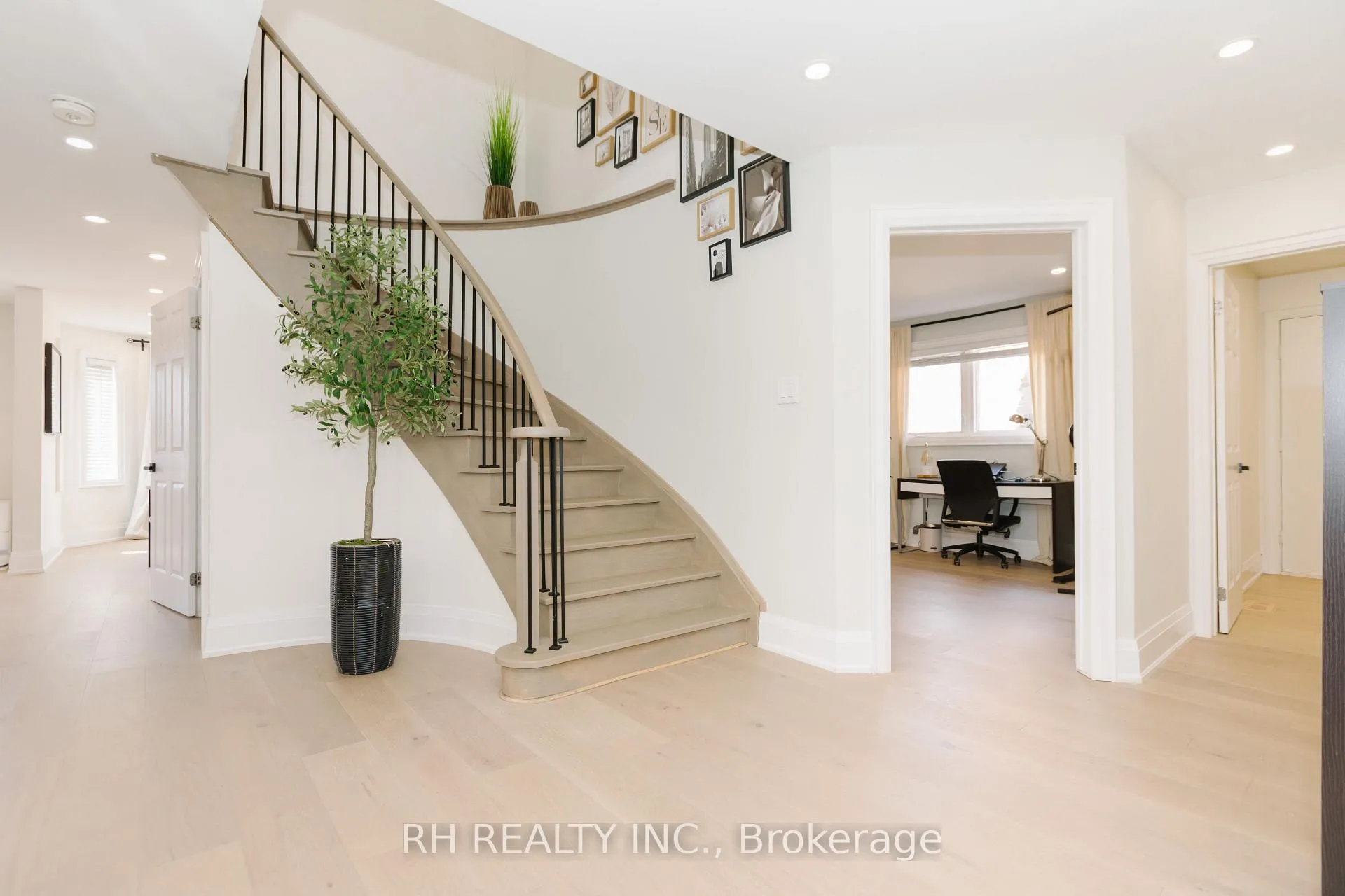 Photo 3 of 85 Butterfield Crescent, Vaughan, Maple — HOMEH