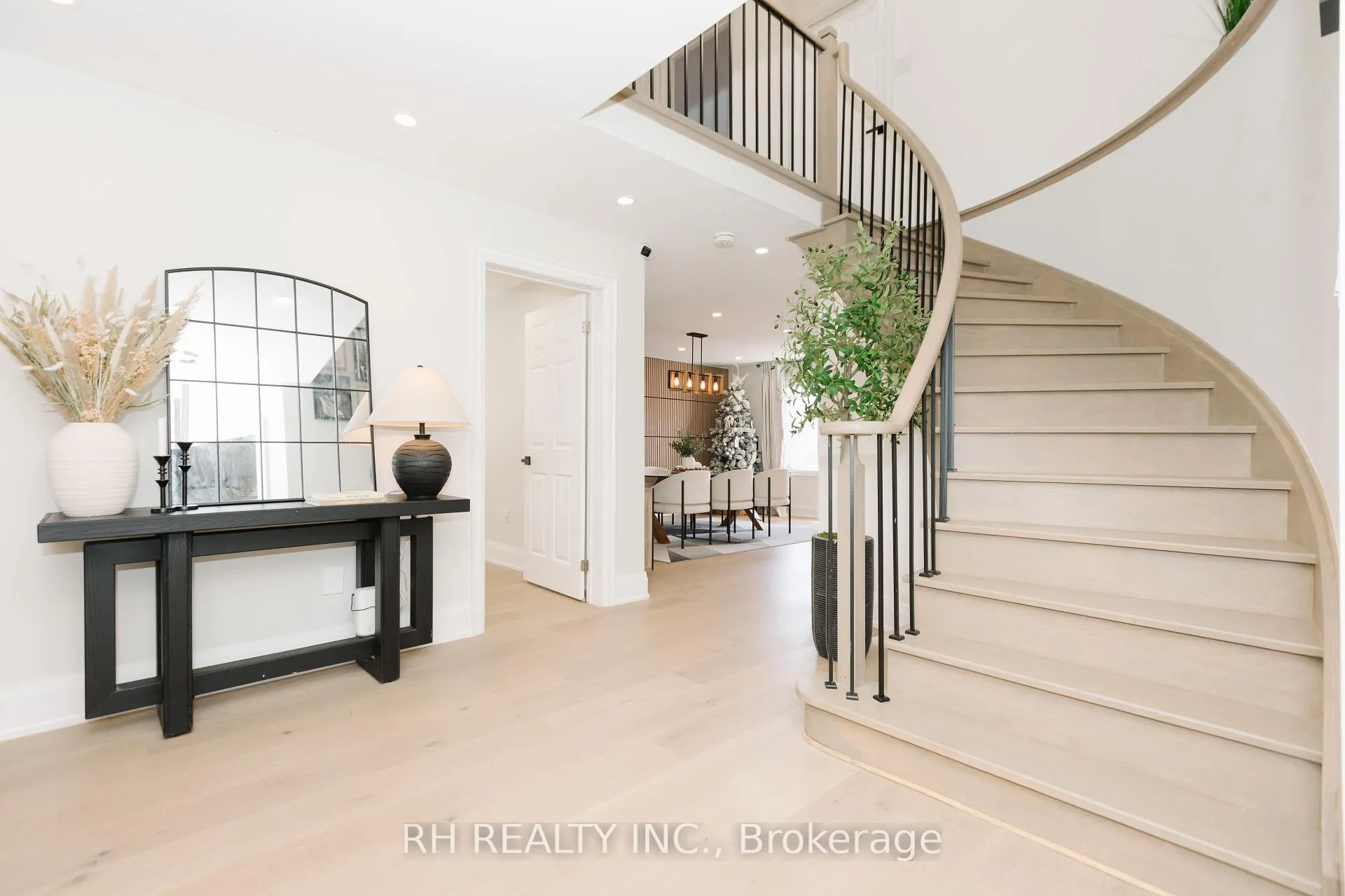 Photo 4 of 85 Butterfield Crescent, Vaughan, Maple — HOMEH