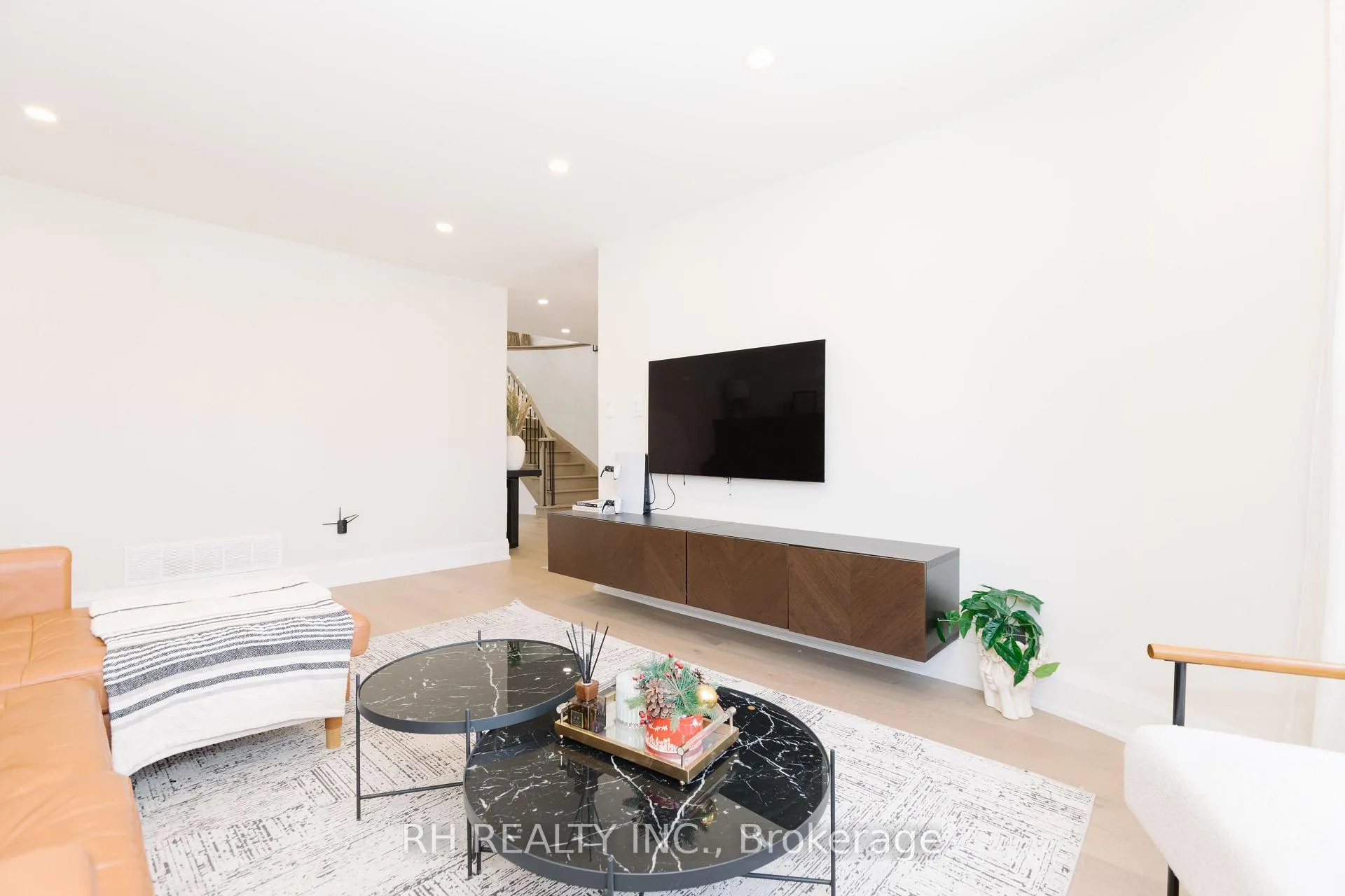 Photo 8 of 85 Butterfield Crescent, Vaughan, Maple — HOMEH