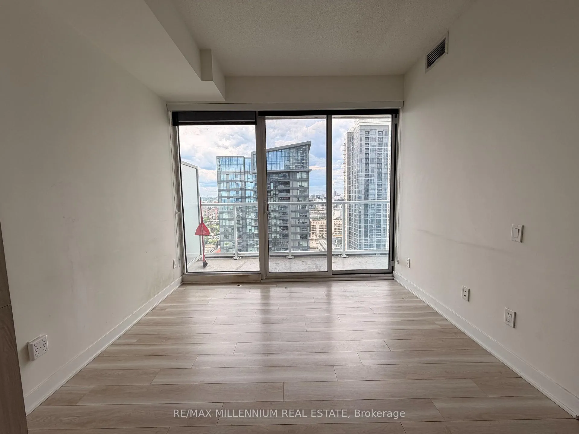 Photo 5 of Unit 3209, 17 Bathurst Street, Toronto, Waterfront Communities — HOMEH