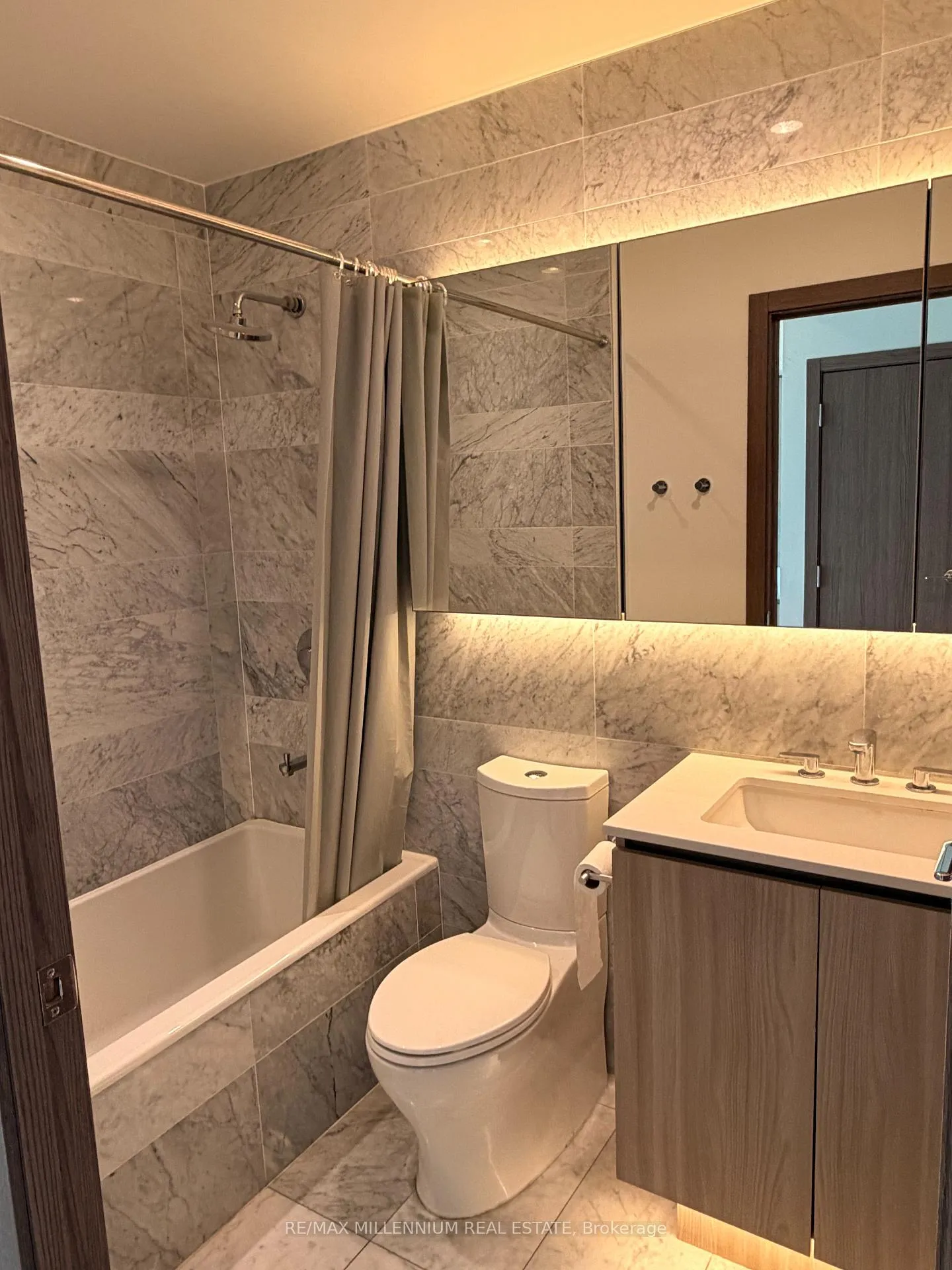 Photo 11 of Unit 3209, 17 Bathurst Street, Toronto, Waterfront Communities — HOMEH