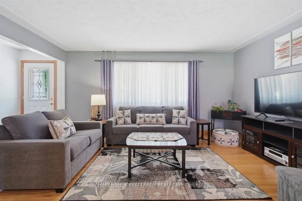 Photo 10 of 27 Stormont Drive, London, South T — HOMEH