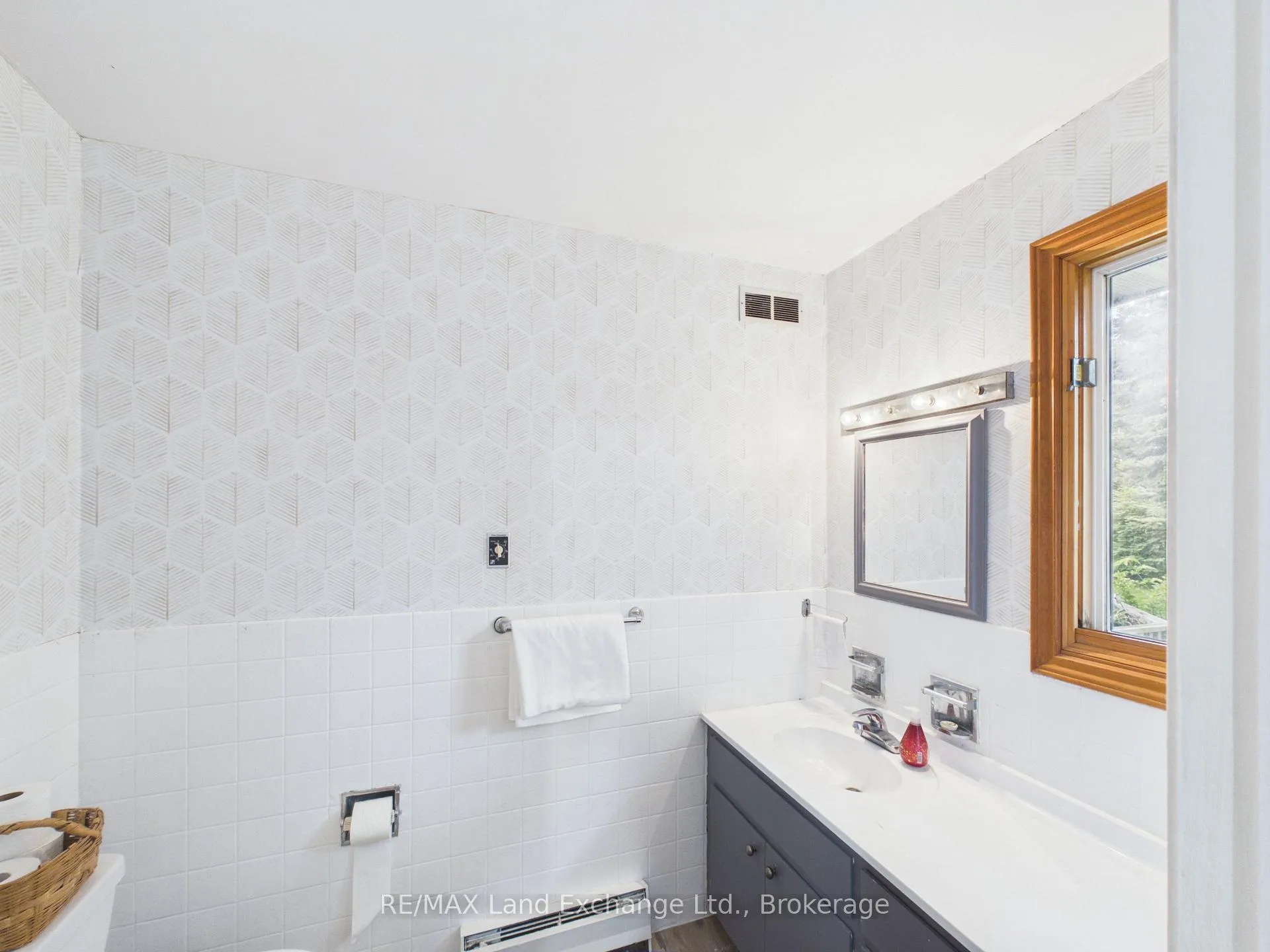 Photo 15 of 28 Penetangore Row S, Huron-Kinloss — HOMEH